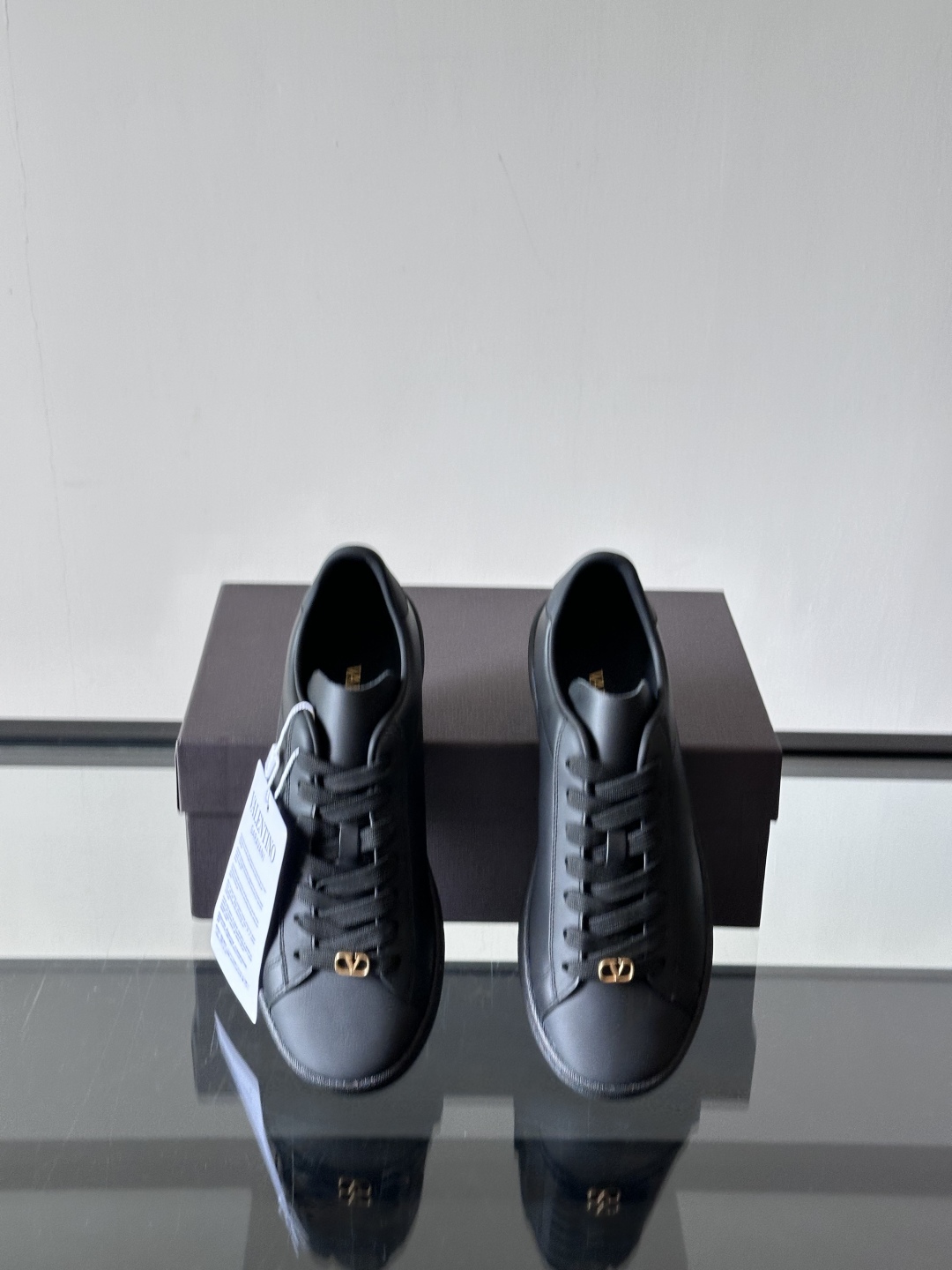 VALENTINO 2025 华伦天奴新款简约款小白鞋 四季可穿 小牛皮材质舒适透气 质感在线 这双鞋的