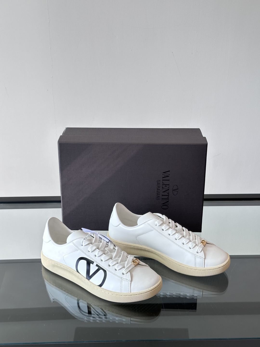 VALENTINO 男生春夏小白鞋🤍
VALENTINO GARAVANI ROYCO 男士柔软小牛皮运