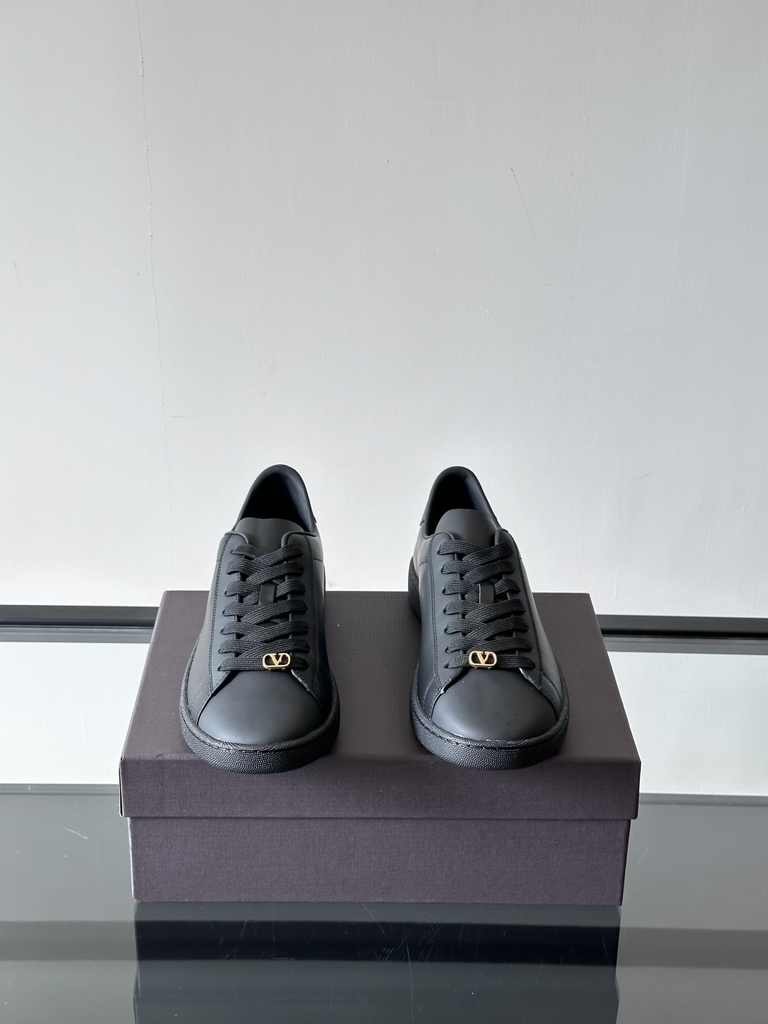 VALENTINO 2025 华伦天奴新款简约款小白鞋 四季可穿 小牛皮材质舒适透气 质感在线 这双鞋的