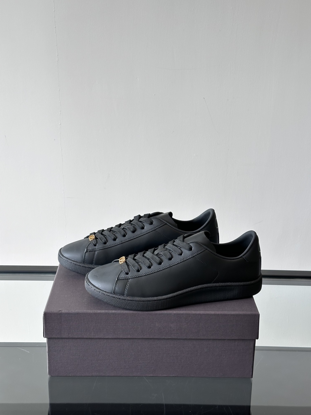 VALENTINO 2025 华伦天奴新款简约款小白鞋 四季可穿 小牛皮材质舒适透气 质感在线 这双鞋的
