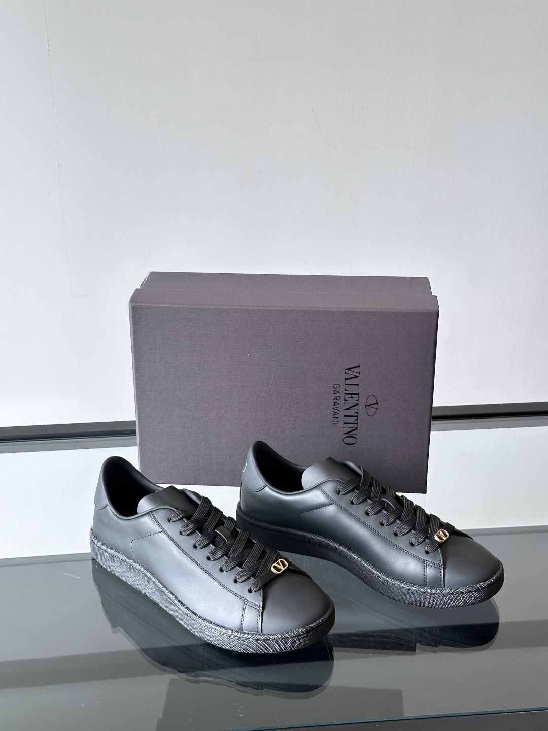 VALENTINO 2025 华伦天奴新款简约款小白鞋 四季可穿 小牛皮材质舒适透气 质感在线 这双鞋的