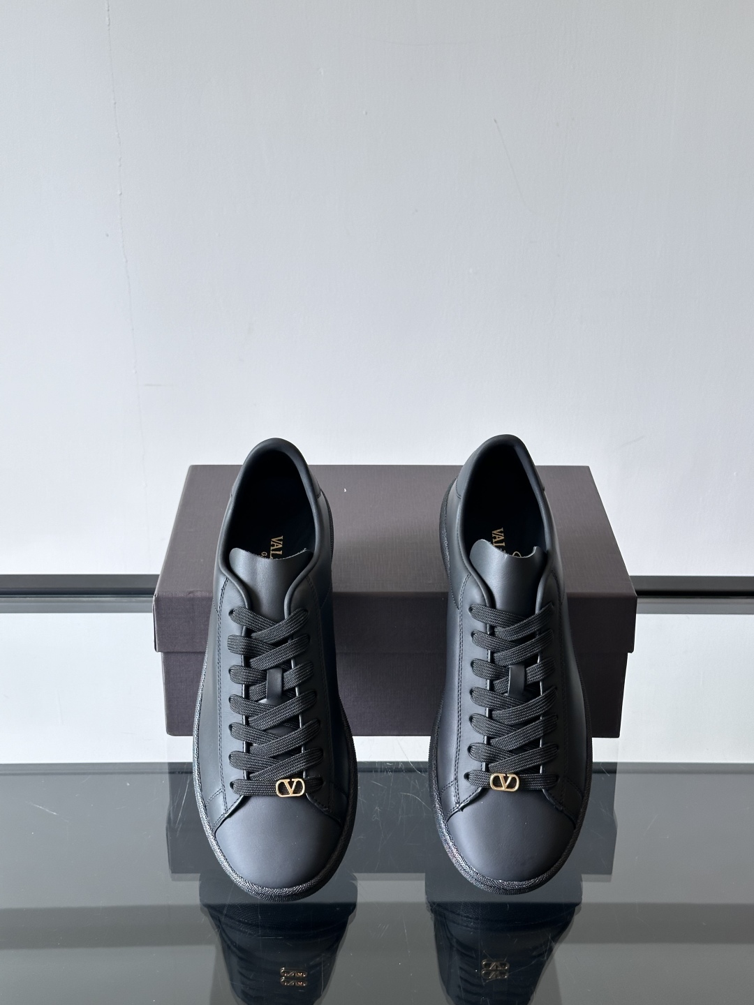 VALENTINO 2025 华伦天奴新款简约款小白鞋 四季可穿 小牛皮材质舒适透气 质感在线 这双鞋的