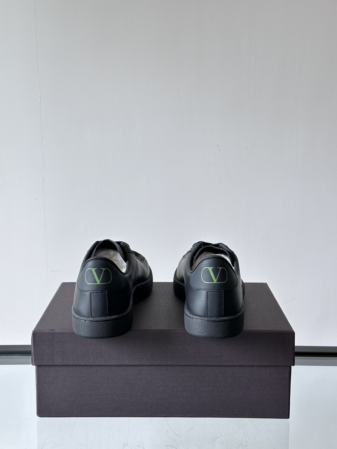VALENTINO 2025 华伦天奴新款简约款小白鞋 四季可穿 小牛皮材质舒适透气 质感在线 这双鞋的