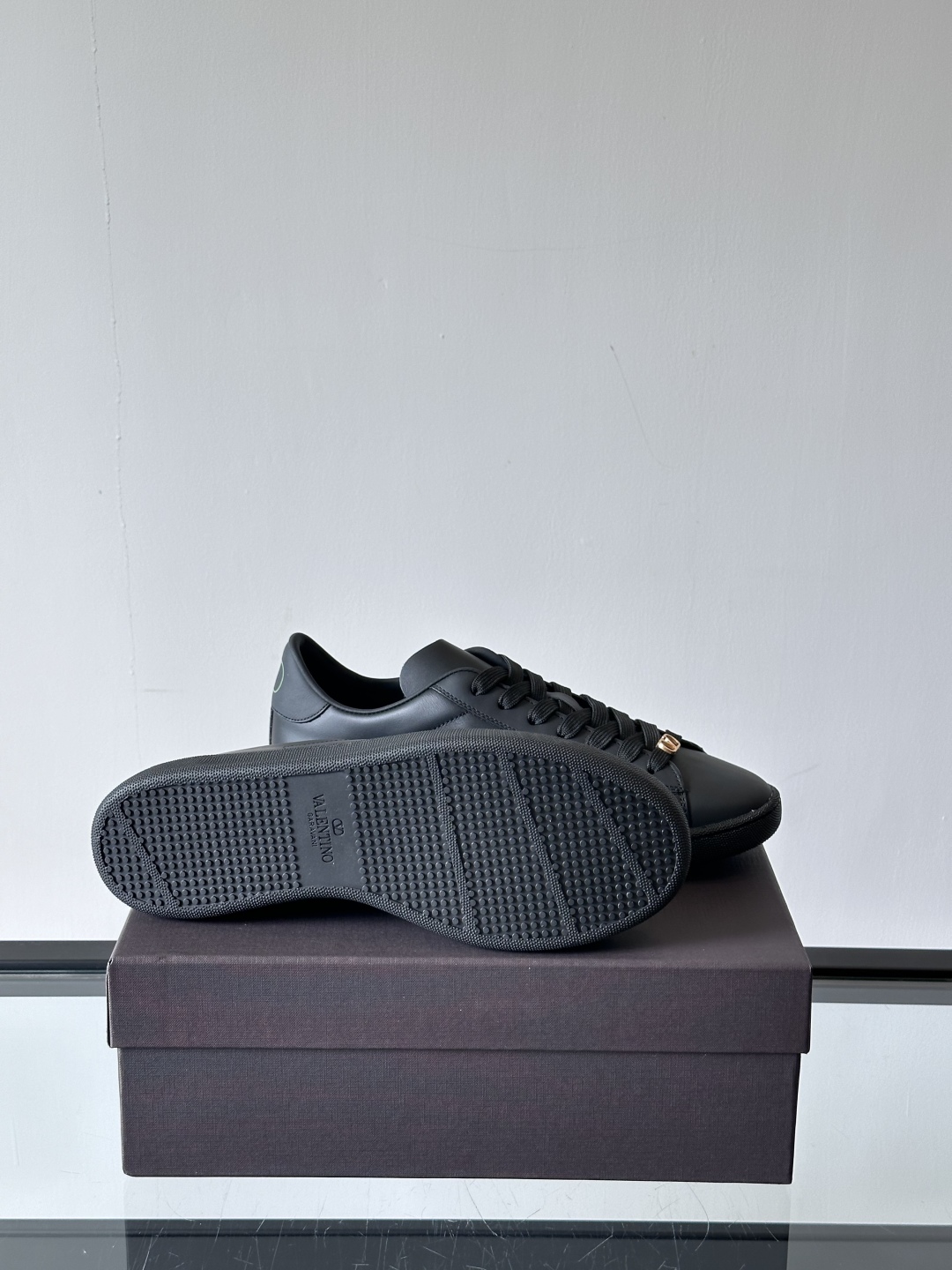 VALENTINO 2025 华伦天奴新款简约款小白鞋 四季可穿 小牛皮材质舒适透气 质感在线 这双鞋的