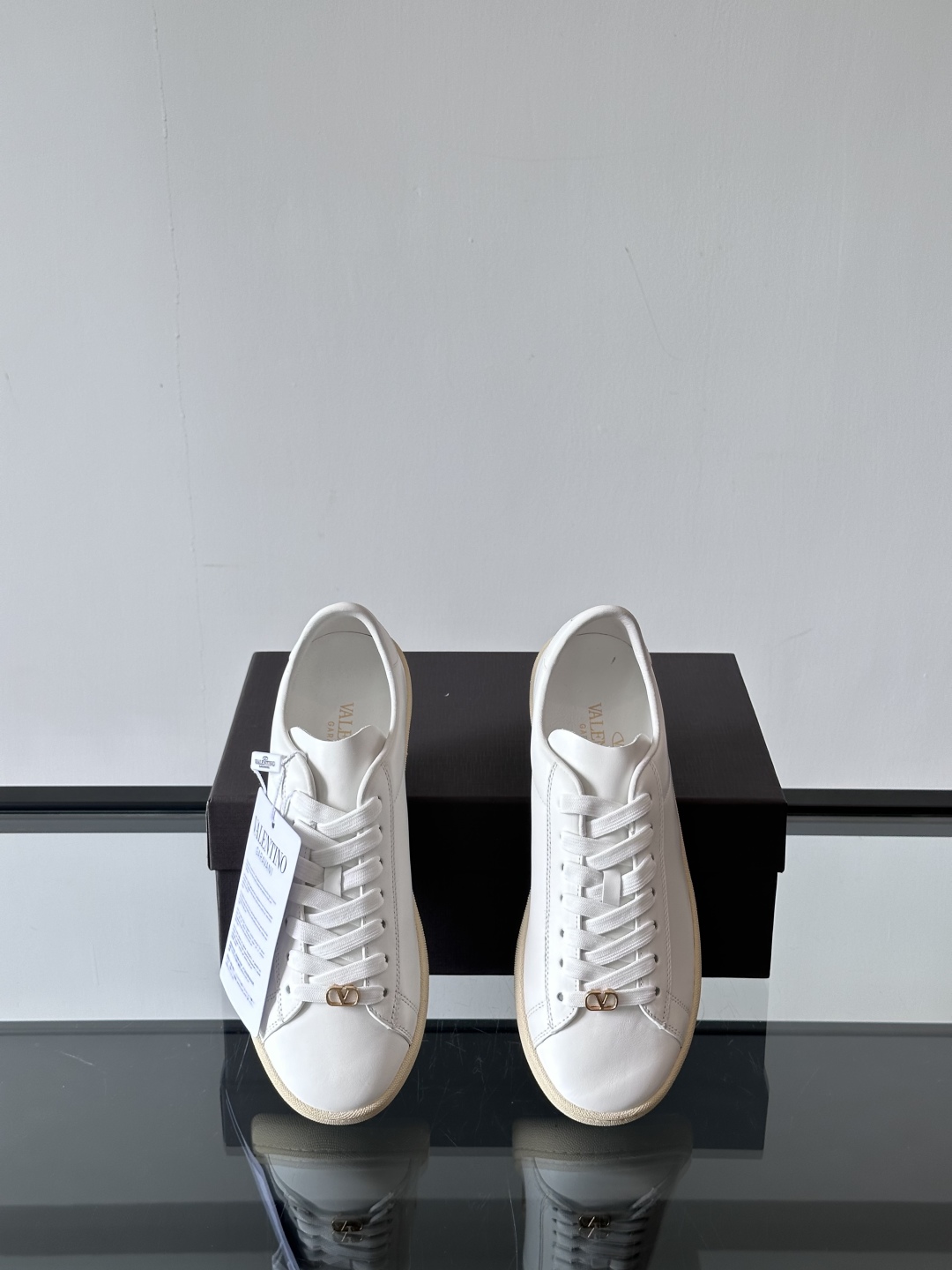 VALENTINO 2025 华伦天奴新款简约款小白鞋 四季可穿 小牛皮材质舒适透气 质感在线 这双鞋的