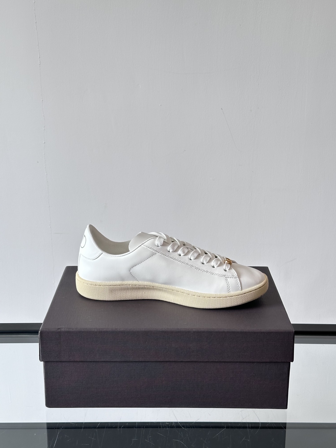 VALENTINO 2025 华伦天奴新款简约款小白鞋 四季可穿 小牛皮材质舒适透气 质感在线 这双鞋的
