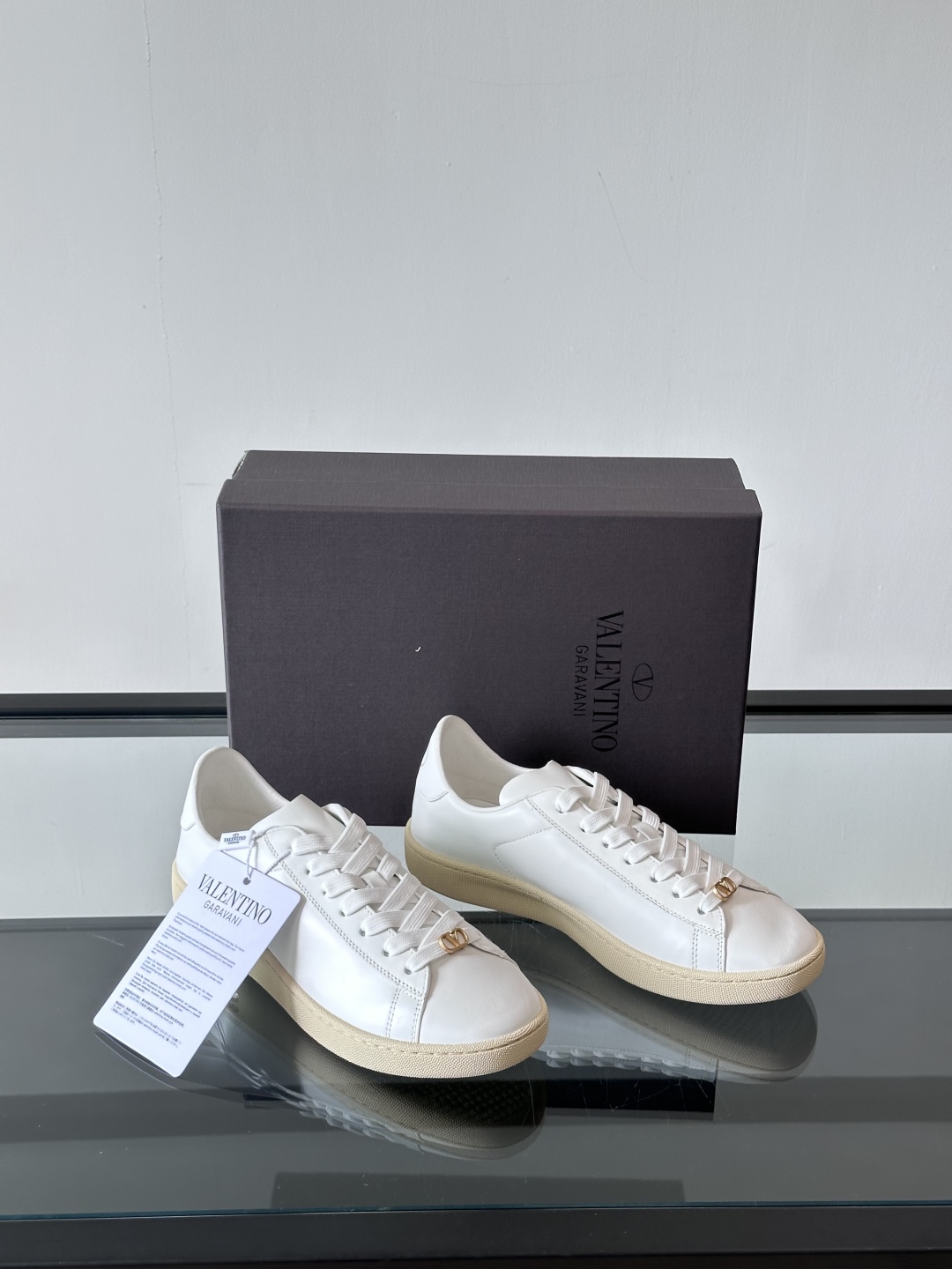 VALENTINO 2025 华伦天奴新款简约款小白鞋 四季可穿 小牛皮材质舒适透气 质感在线 这双鞋的