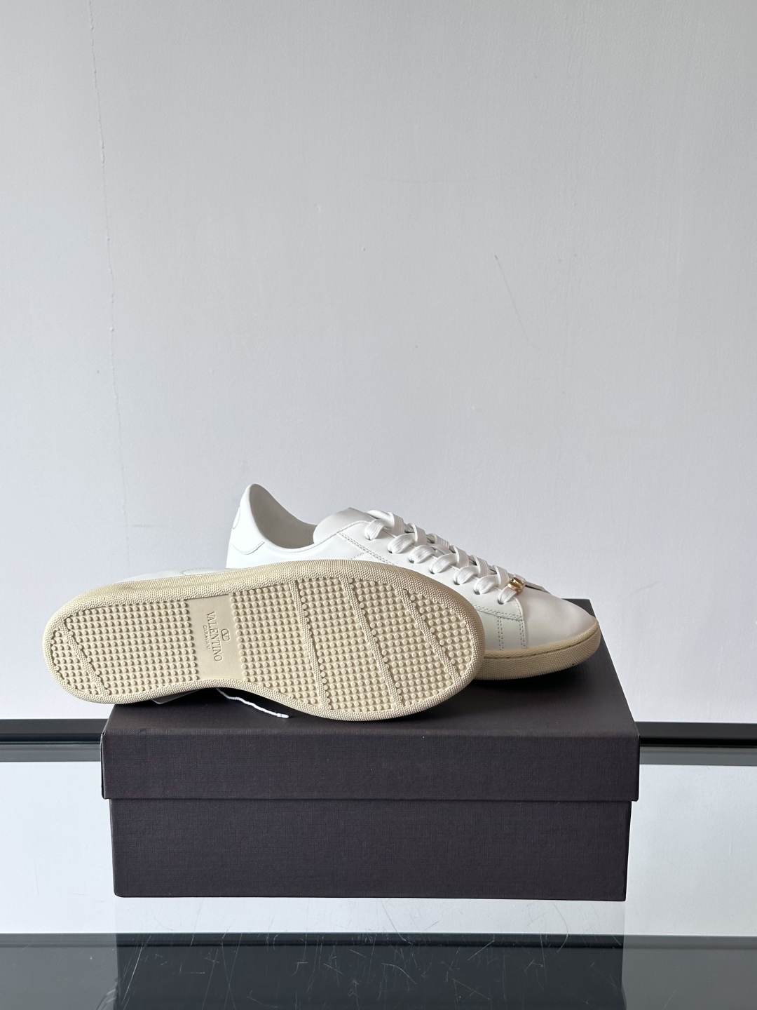 VALENTINO 2025 华伦天奴新款简约款小白鞋 四季可穿 小牛皮材质舒适透气 质感在线 这双鞋的