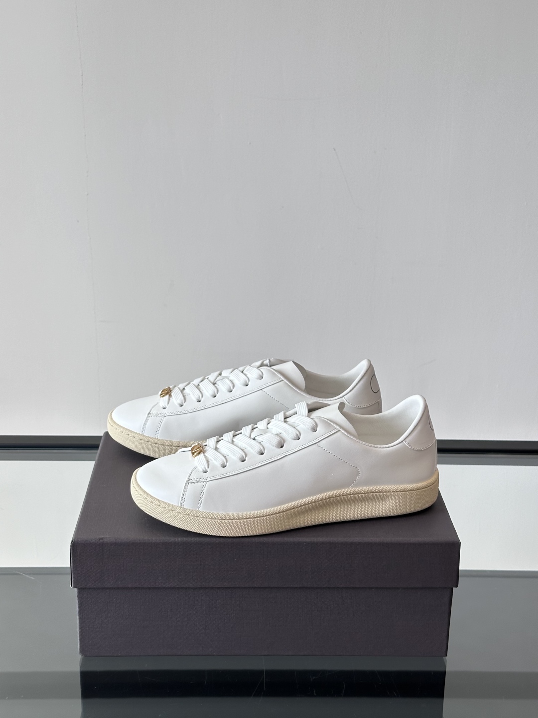 VALENTINO 2025 华伦天奴新款简约款小白鞋 四季可穿 小牛皮材质舒适透气 质感在线 这双鞋的