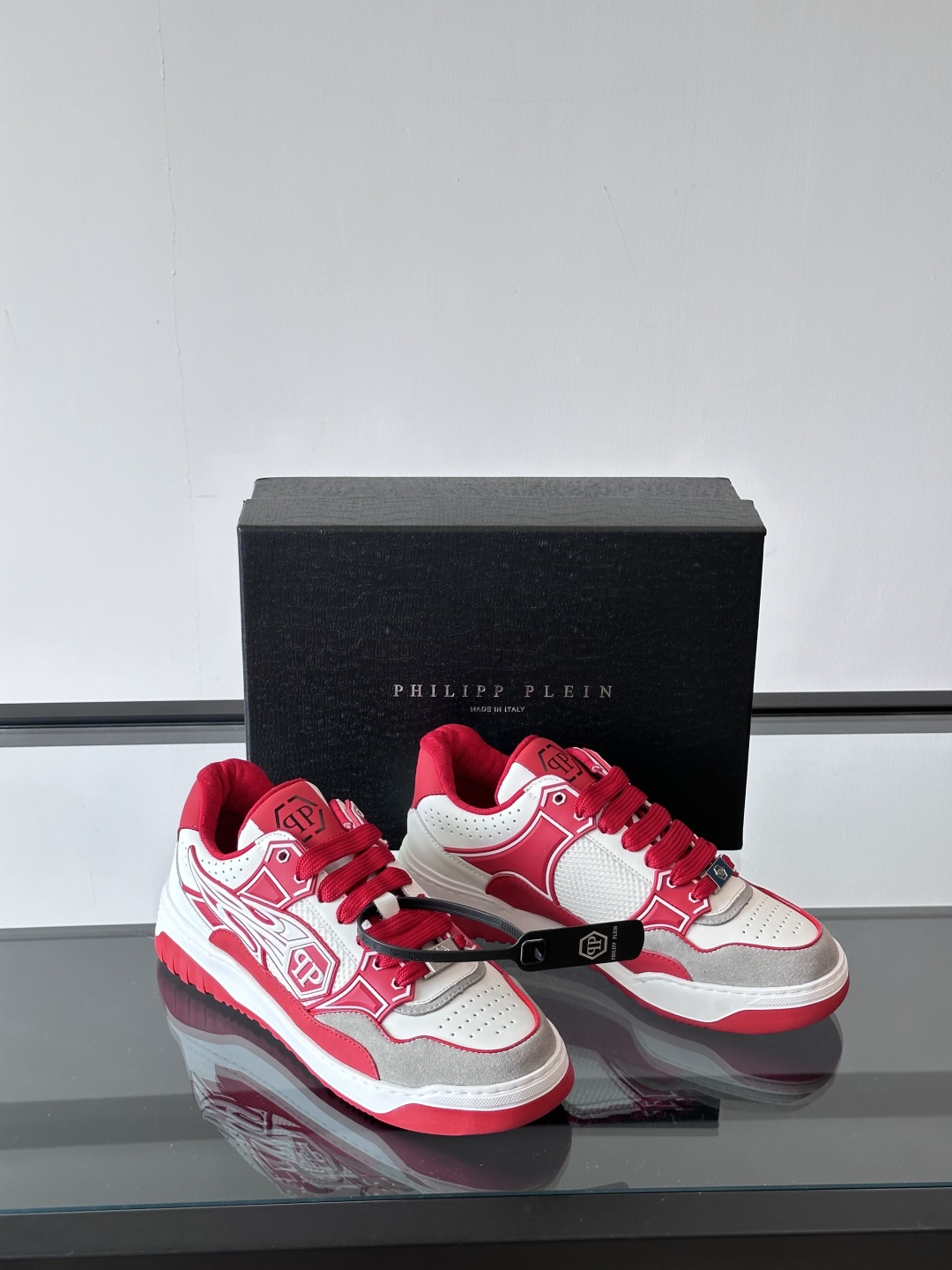 PHILIPP PLEIN-菲利普•普莱茵，德国潮牌男士低帮板鞋，牛皮亮面设计，鞋面皮牛皮打造，透气布内