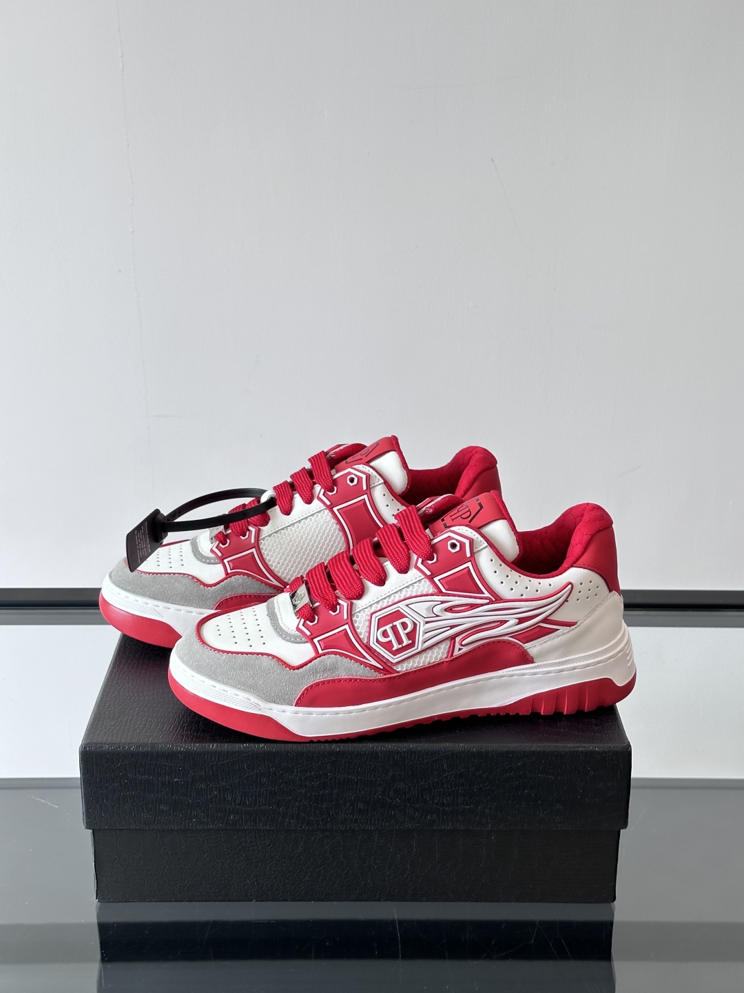 PHILIPP PLEIN-菲利普•普莱茵，德国潮牌男士低帮板鞋，牛皮亮面设计，鞋面皮牛皮打造，透气布内
