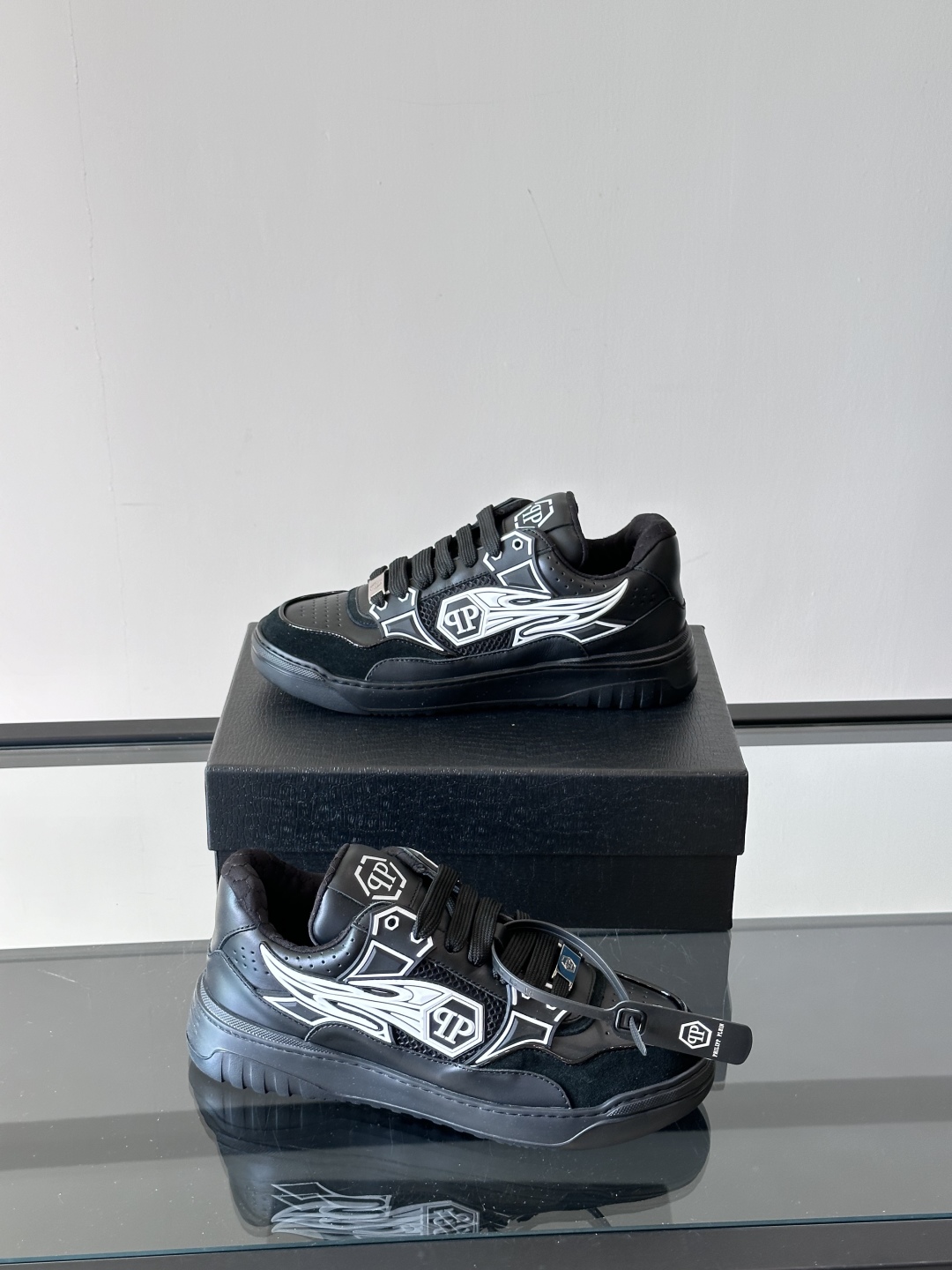 PHILIPP PLEIN-菲利普•普莱茵，德国潮牌男士低帮板鞋，牛皮亮面设计，鞋面皮牛皮打造，透气布内