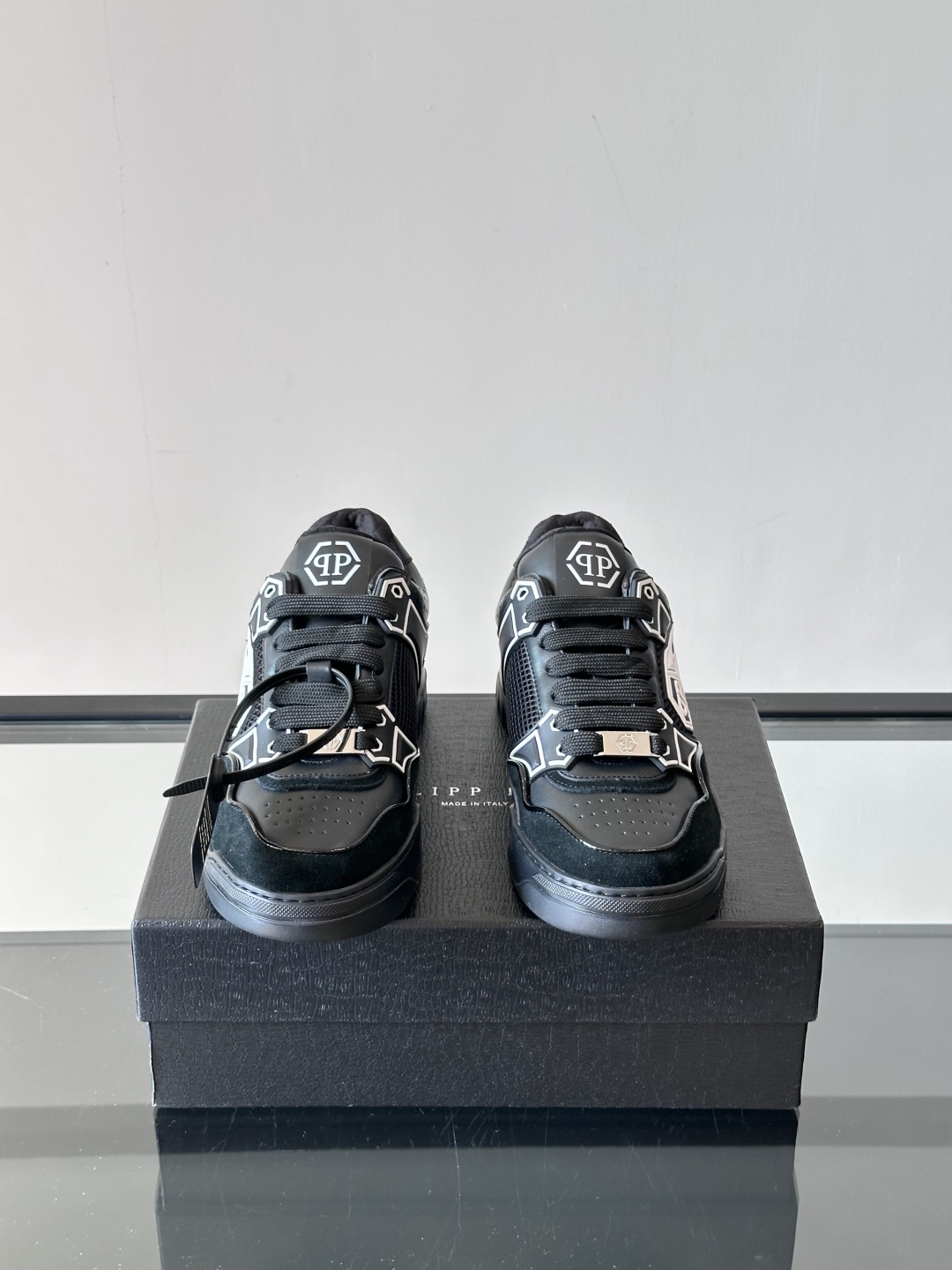 PHILIPP PLEIN-菲利普•普莱茵，德国潮牌男士低帮板鞋，牛皮亮面设计，鞋面皮牛皮打造，透气布内
