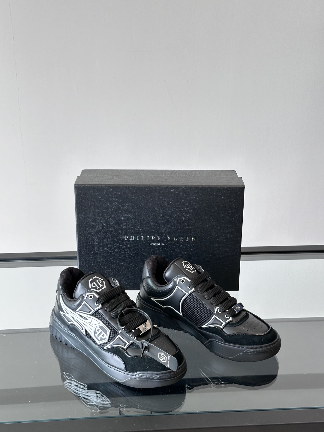 PHILIPP PLEIN-菲利普•普莱茵，德国潮牌男士低帮板鞋，牛皮亮面设计，鞋面皮牛皮打造，透气布内