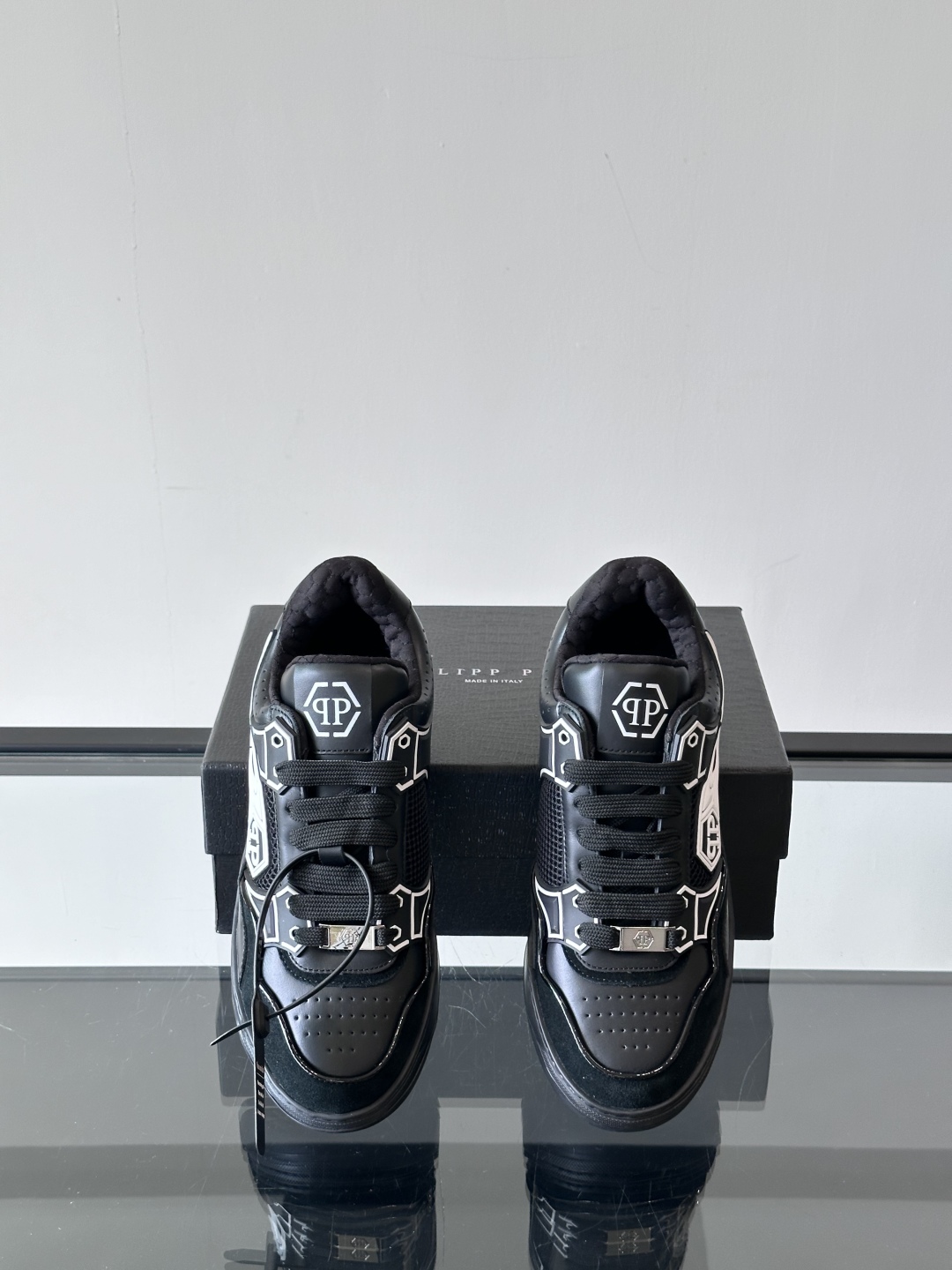 PHILIPP PLEIN-菲利普•普莱茵，德国潮牌男士低帮板鞋，牛皮亮面设计，鞋面皮牛皮打造，透气布内
