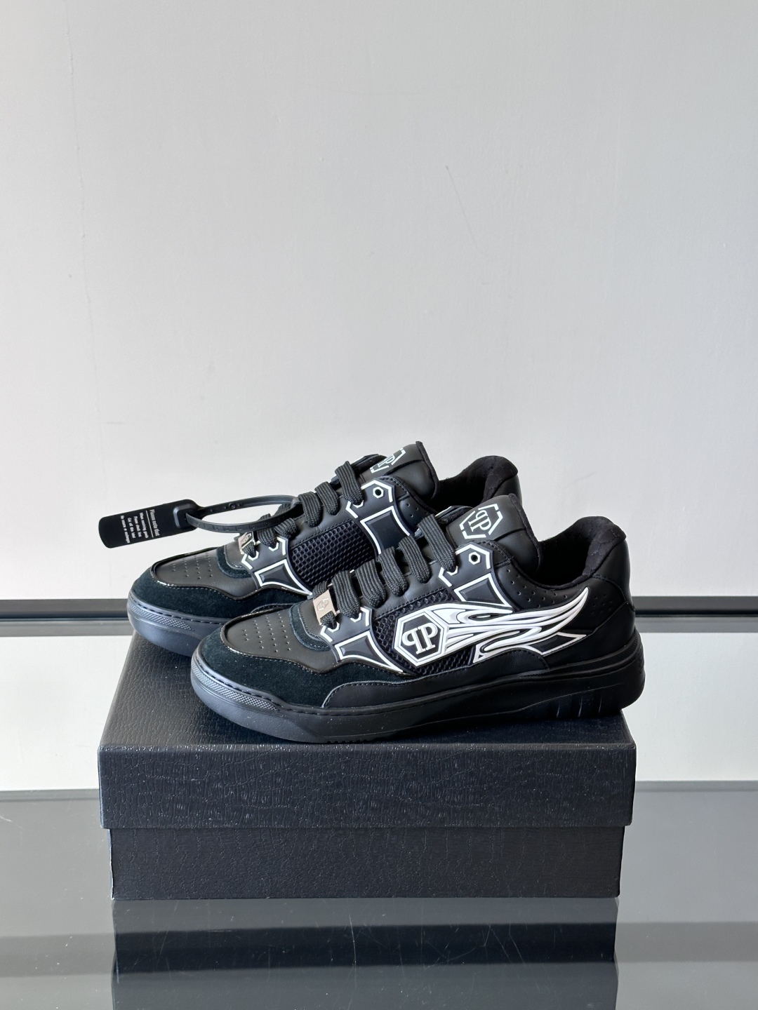 PHILIPP PLEIN-菲利普•普莱茵，德国潮牌男士低帮板鞋，牛皮亮面设计，鞋面皮牛皮打造，透气布内