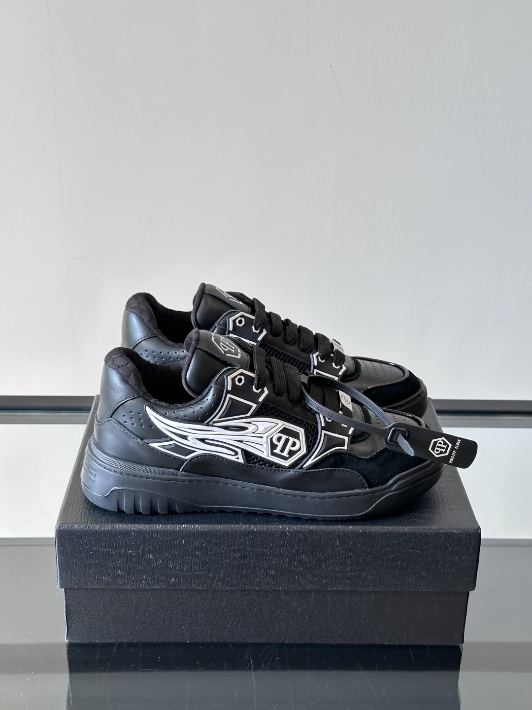 PHILIPP PLEIN-菲利普•普莱茵，德国潮牌男士低帮板鞋，牛皮亮面设计，鞋面皮牛皮打造，透气布内