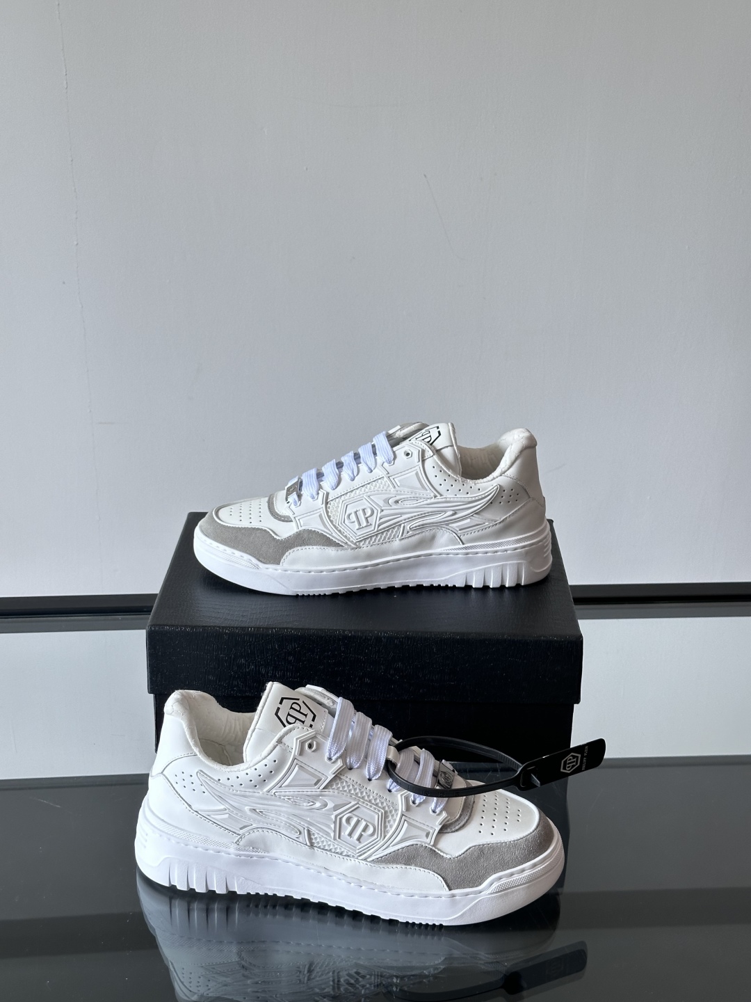 PHILIPP PLEIN-菲利普•普莱茵，德国潮牌男士低帮板鞋，牛皮亮面设计，鞋面皮牛皮打造，透气布内