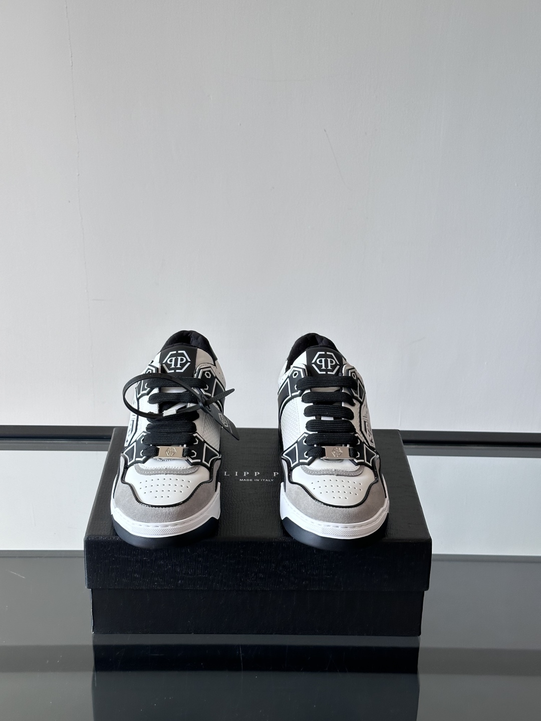 PHILIPP PLEIN-菲利普•普莱茵，德国潮牌男士低帮板鞋，牛皮亮面设计，鞋面皮牛皮打造，透气布内