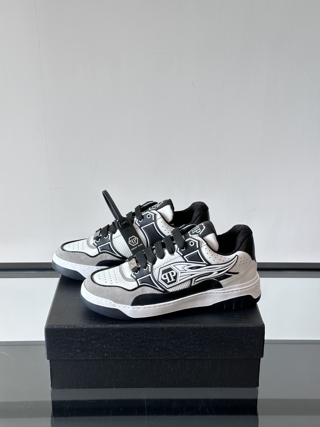 PHILIPP PLEIN-菲利普•普莱茵，德国潮牌男士低帮板鞋，牛皮亮面设计，鞋面皮牛皮打造，透气布内