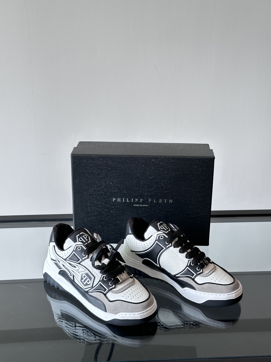 PHILIPP PLEIN-菲利普•普莱茵，德国潮牌男士低帮板鞋，牛皮亮面设计，鞋面皮牛皮打造，透气布内
