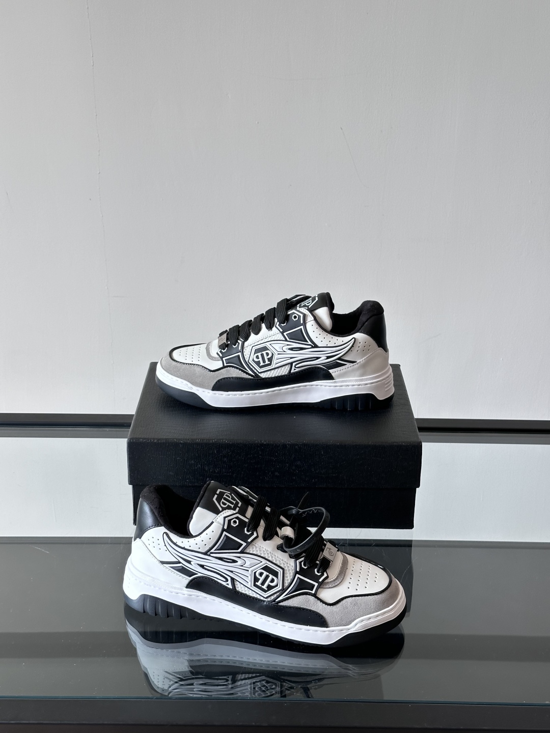 PHILIPP PLEIN-菲利普•普莱茵，德国潮牌男士低帮板鞋，牛皮亮面设计，鞋面皮牛皮打造，透气布内