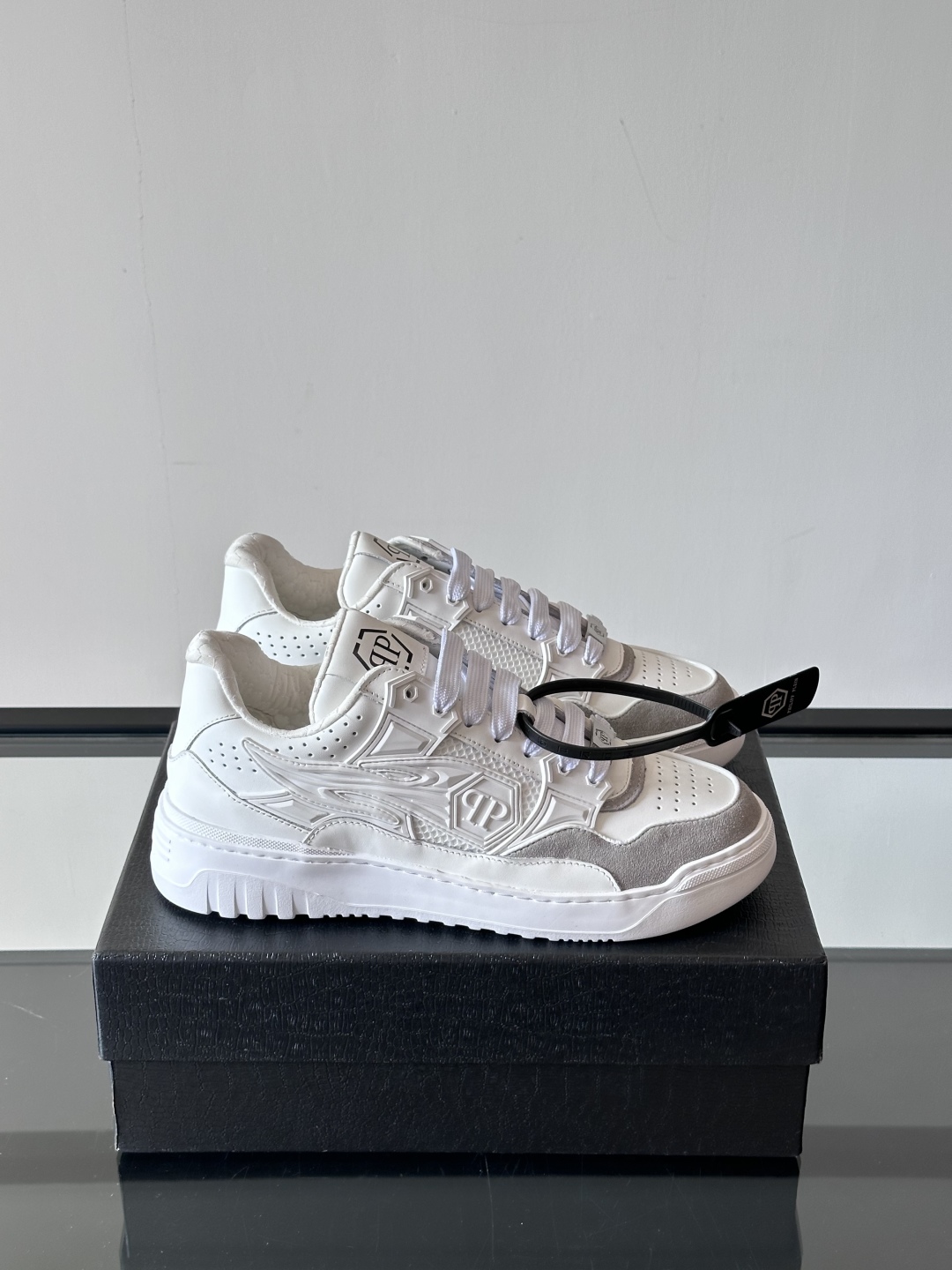 PHILIPP PLEIN-菲利普•普莱茵，德国潮牌男士低帮板鞋，牛皮亮面设计，鞋面皮牛皮打造，透气布内