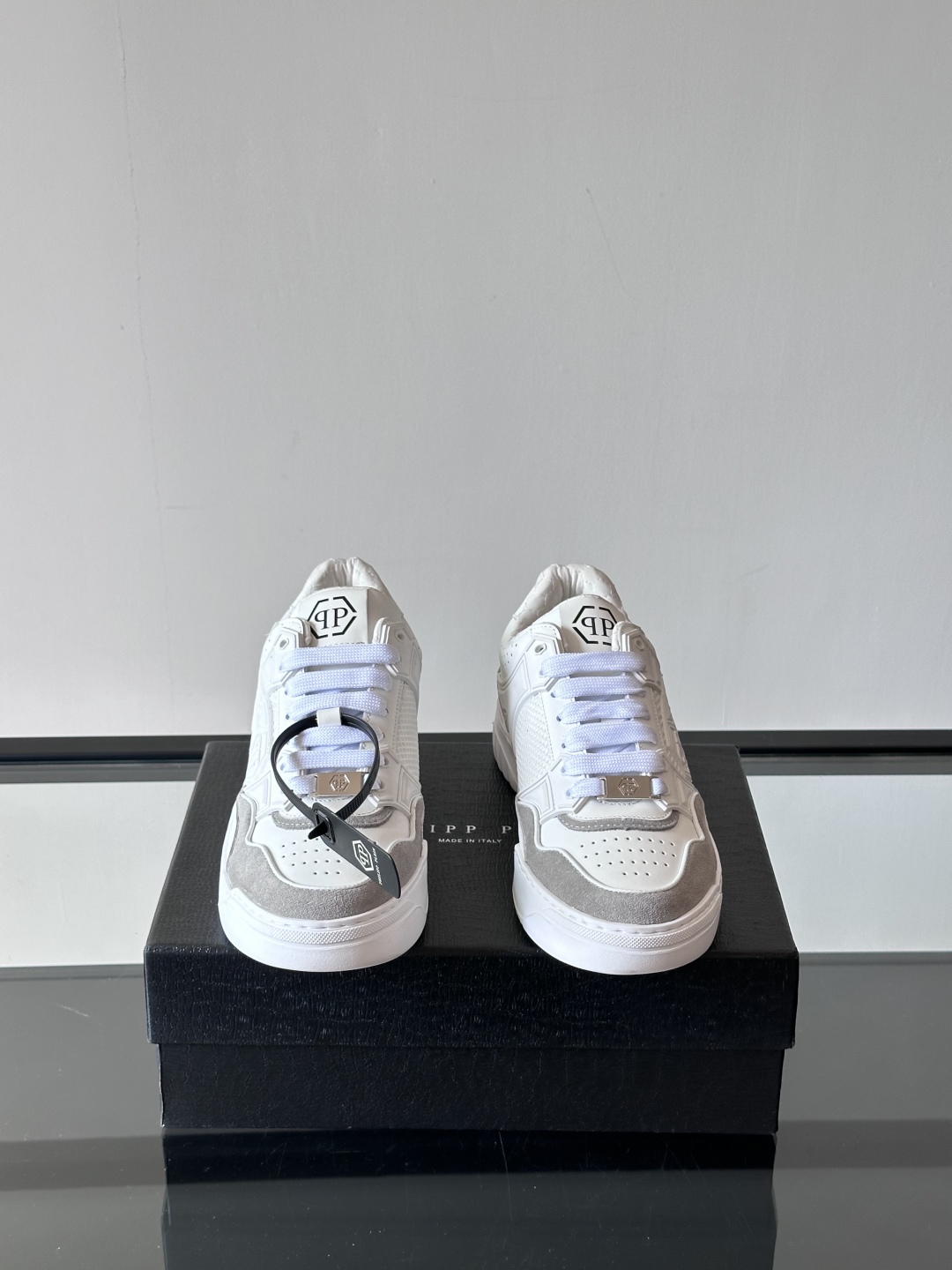 PHILIPP PLEIN-菲利普•普莱茵，德国潮牌男士低帮板鞋，牛皮亮面设计，鞋面皮牛皮打造，透气布内