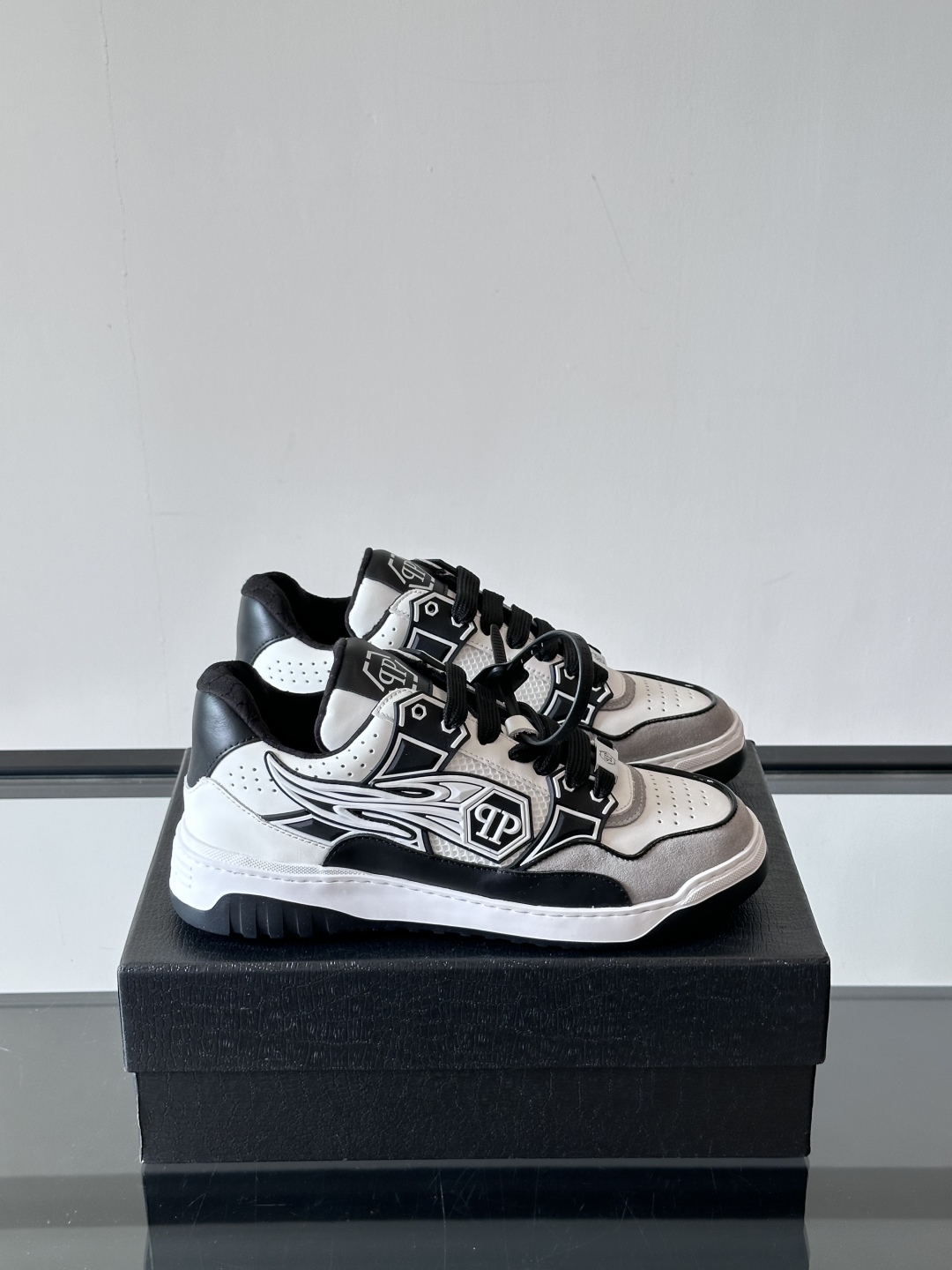 PHILIPP PLEIN-菲利普•普莱茵，德国潮牌男士低帮板鞋，牛皮亮面设计，鞋面皮牛皮打造，透气布内