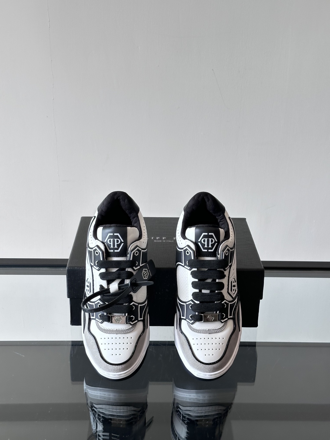 PHILIPP PLEIN-菲利普•普莱茵，德国潮牌男士低帮板鞋，牛皮亮面设计，鞋面皮牛皮打造，透气布内