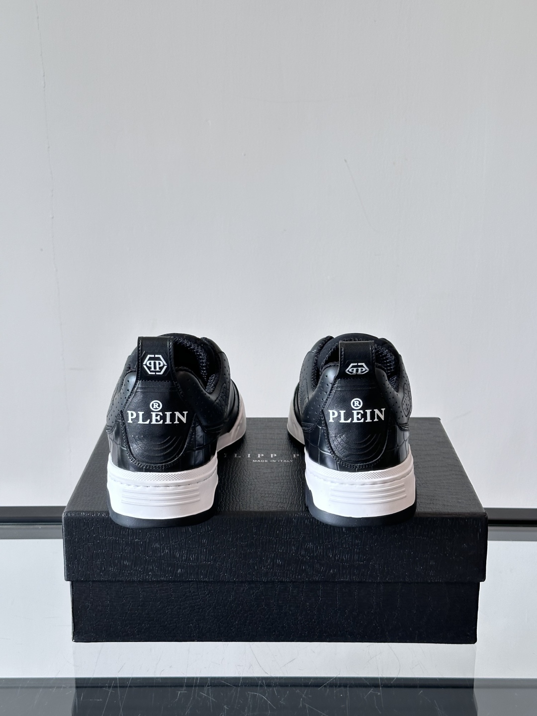 PHILIPP PLEIN-菲利普•普莱茵，德国潮牌男士低帮板鞋，牛皮鞋面设计，鞋面皮牛皮打造，透气布内