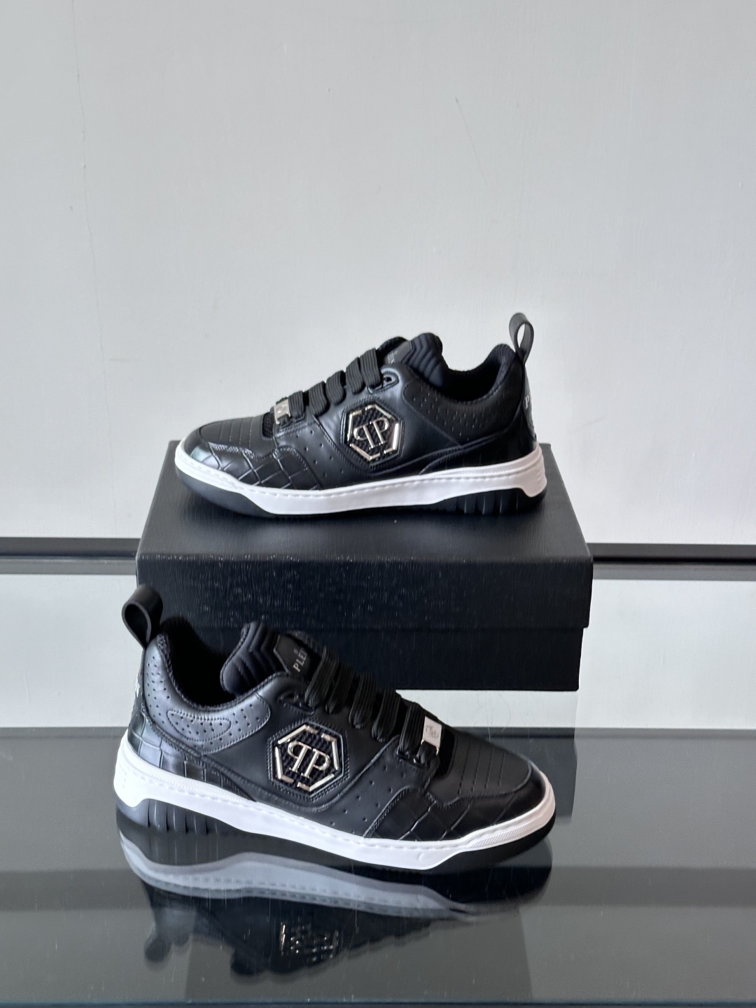 PHILIPP PLEIN-菲利普•普莱茵，德国潮牌男士低帮板鞋，牛皮鞋面设计，鞋面皮牛皮打造，透气布内