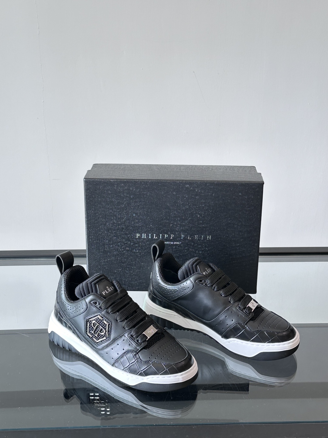 PHILIPP PLEIN-菲利普•普莱茵，德国潮牌男士低帮板鞋，牛皮鞋面设计，鞋面皮牛皮打造，透气布内