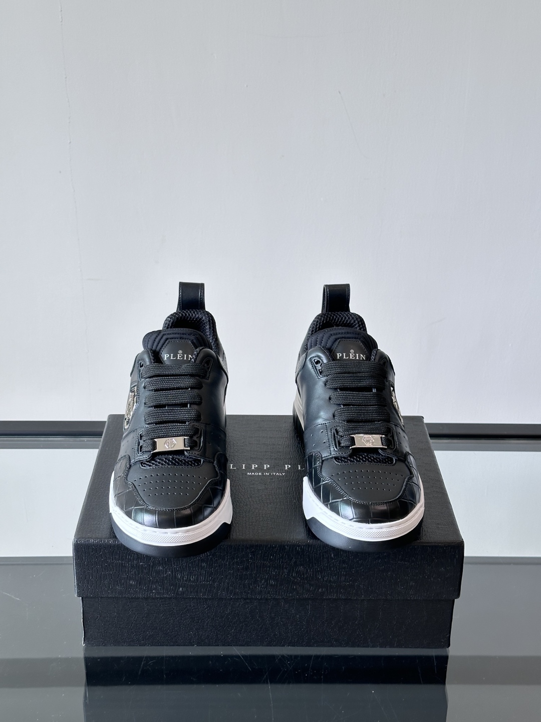 PHILIPP PLEIN-菲利普•普莱茵，德国潮牌男士低帮板鞋，牛皮鞋面设计，鞋面皮牛皮打造，透气布内