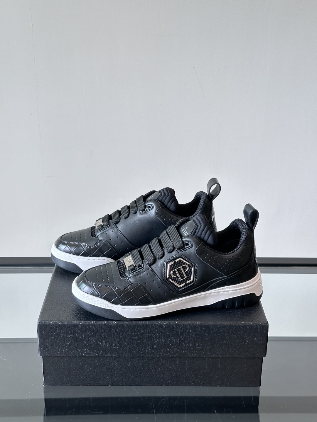 PHILIPP PLEIN-菲利普•普莱茵，德国潮牌男士低帮板鞋，牛皮鞋面设计，鞋面皮牛皮打造，透气布内