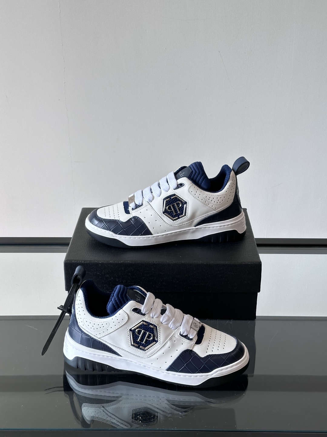 PHILIPP PLEIN-菲利普•普莱茵，德国潮牌男士低帮板鞋，牛皮鞋面设计，鞋面皮牛皮打造，透气布内