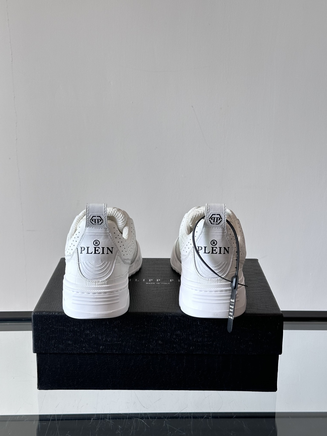 PHILIPP PLEIN-菲利普•普莱茵，德国潮牌男士低帮板鞋，牛皮鞋面设计，鞋面皮牛皮打造，透气布内