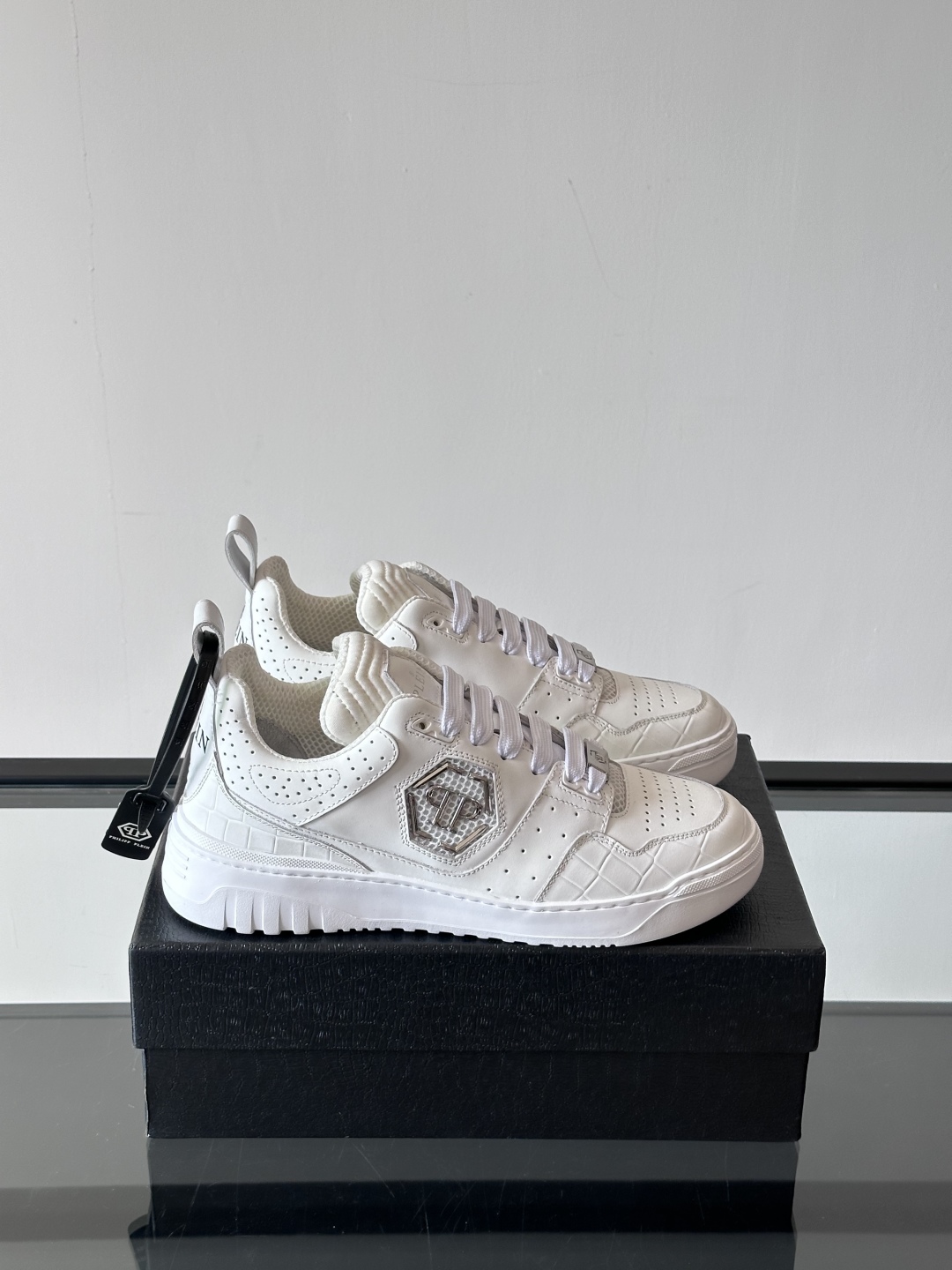 PHILIPP PLEIN-菲利普•普莱茵，德国潮牌男士低帮板鞋，牛皮鞋面设计，鞋面皮牛皮打造，透气布内