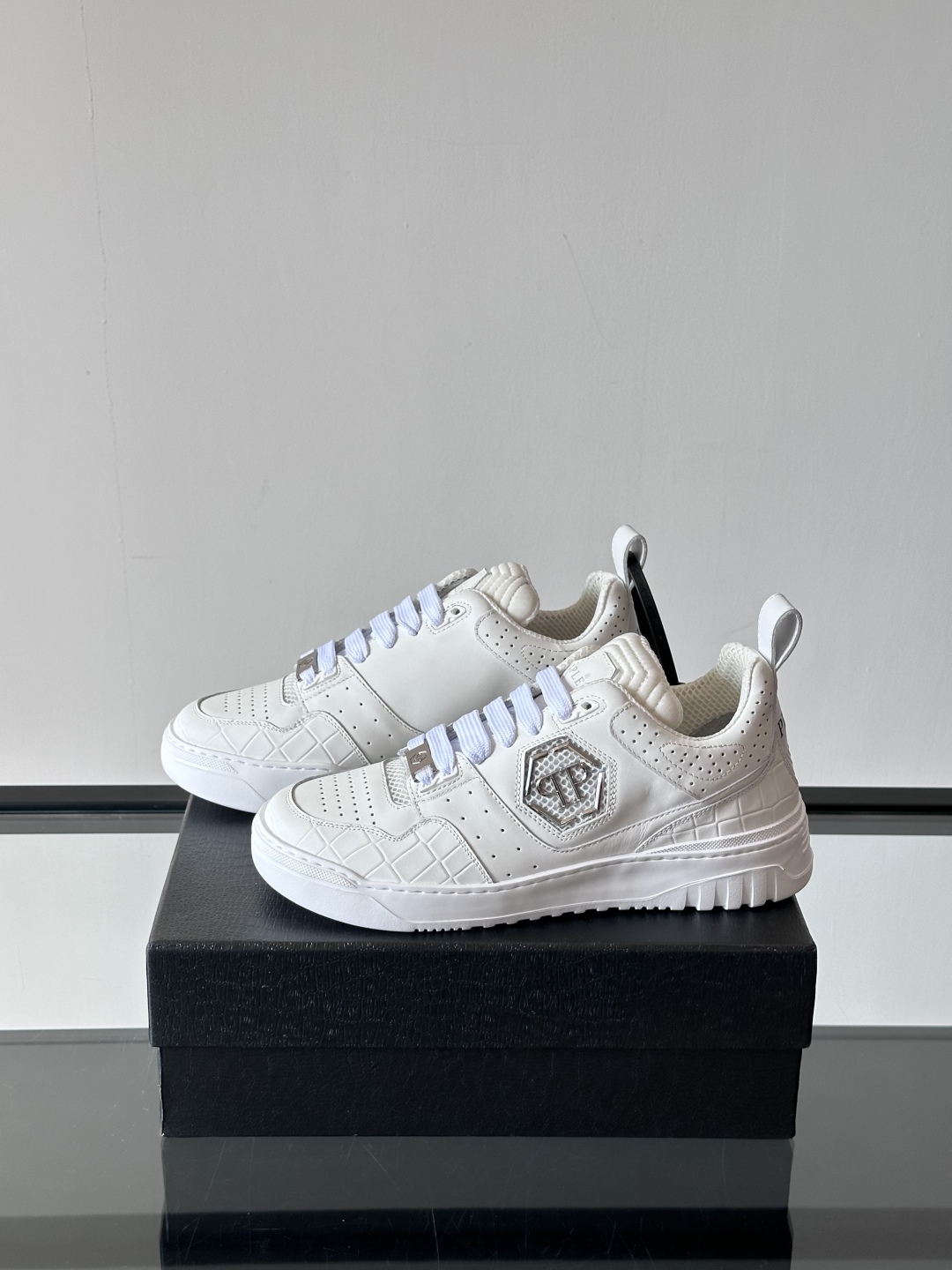 PHILIPP PLEIN-菲利普•普莱茵，德国潮牌男士低帮板鞋，牛皮鞋面设计，鞋面皮牛皮打造，透气布内