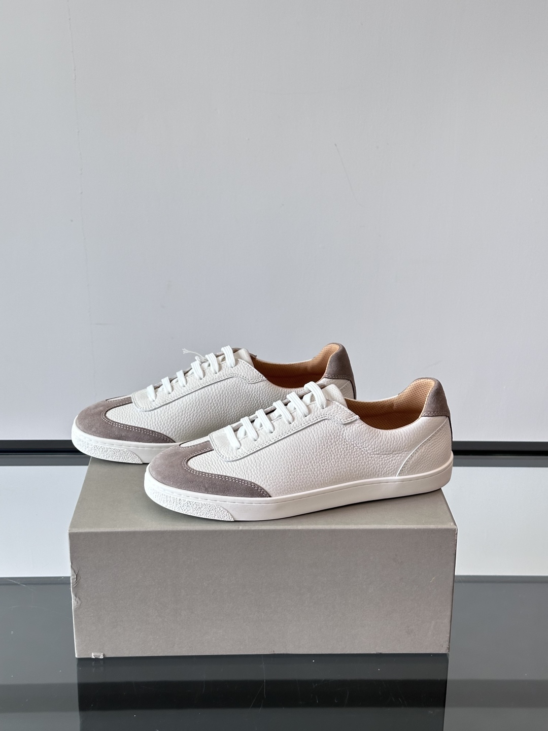 Brunello Cucinelli 春夏新款拼色运动板男鞋 此款运动鞋面料采用意大利进口高丝光水洗翻毛