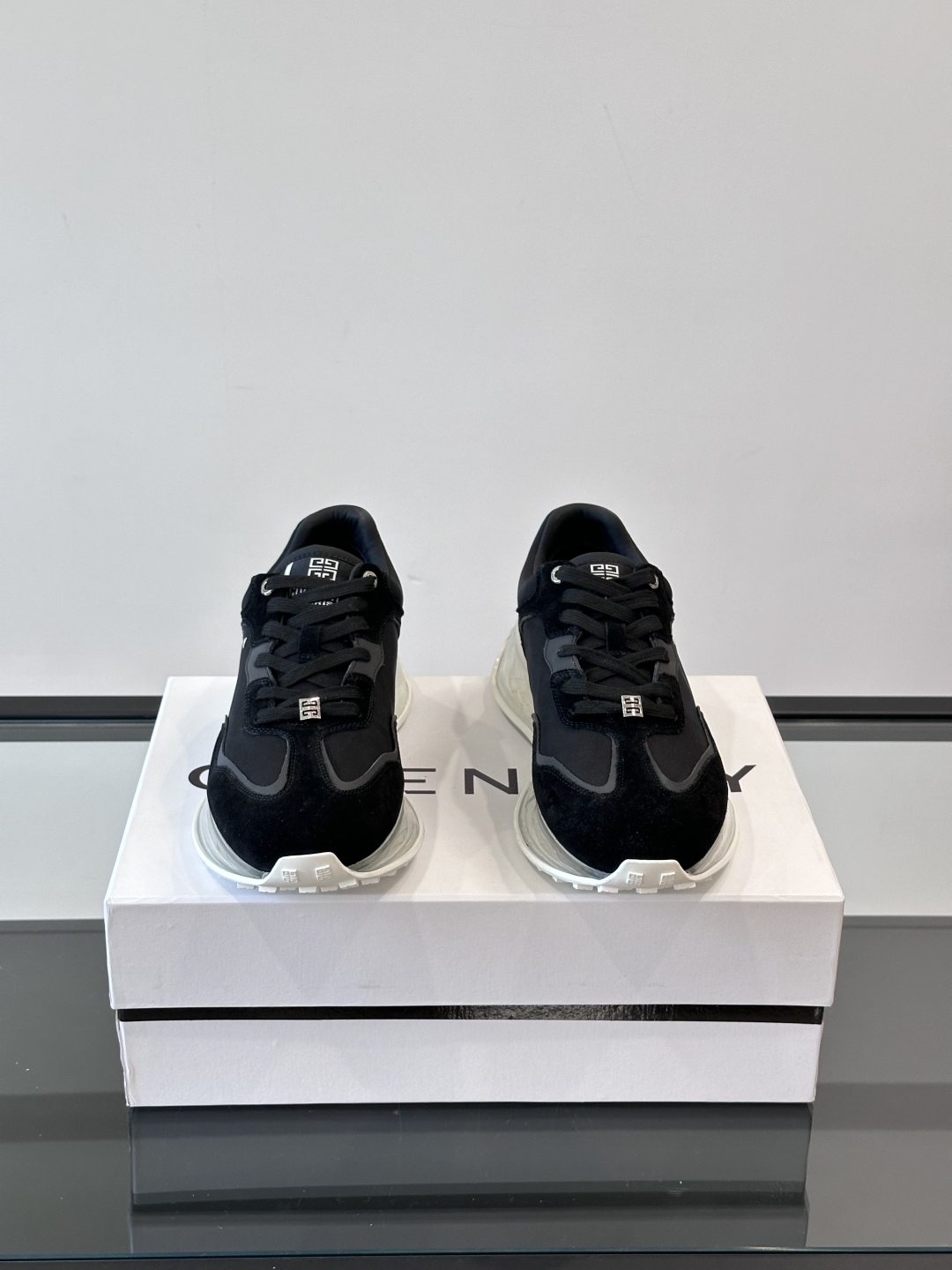 Givench*.纪梵希休闲运动鞋👟，采用进口小牛皮打造搭配气垫大底，鞋身饰有纪梵希金属logo，内里小