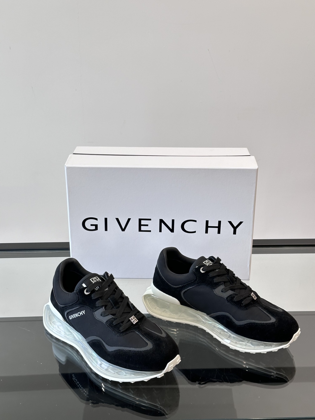 Givench*.纪梵希休闲运动鞋👟，采用进口小牛皮打造搭配气垫大底，鞋身饰有纪梵希金属logo，内里小