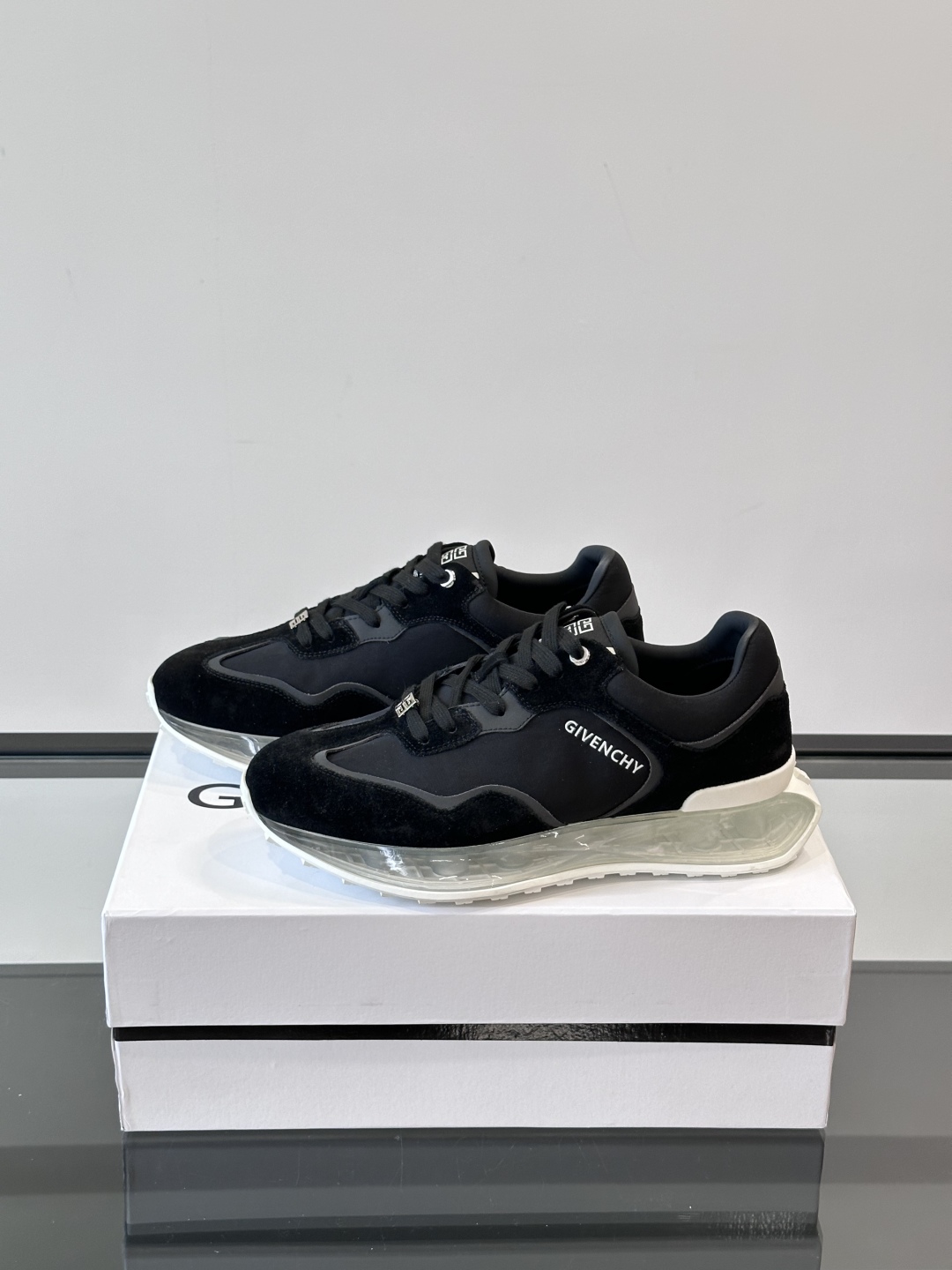 Givench*.纪梵希休闲运动鞋👟，采用进口小牛皮打造搭配气垫大底，鞋身饰有纪梵希金属logo，内里小