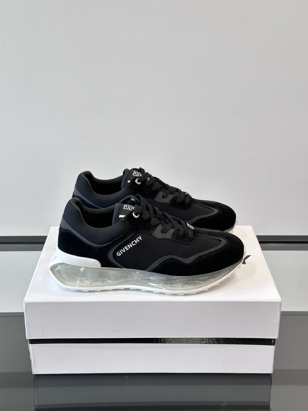 Givench*.纪梵希休闲运动鞋👟，采用进口小牛皮打造搭配气垫大底，鞋身饰有纪梵希金属logo，内里小