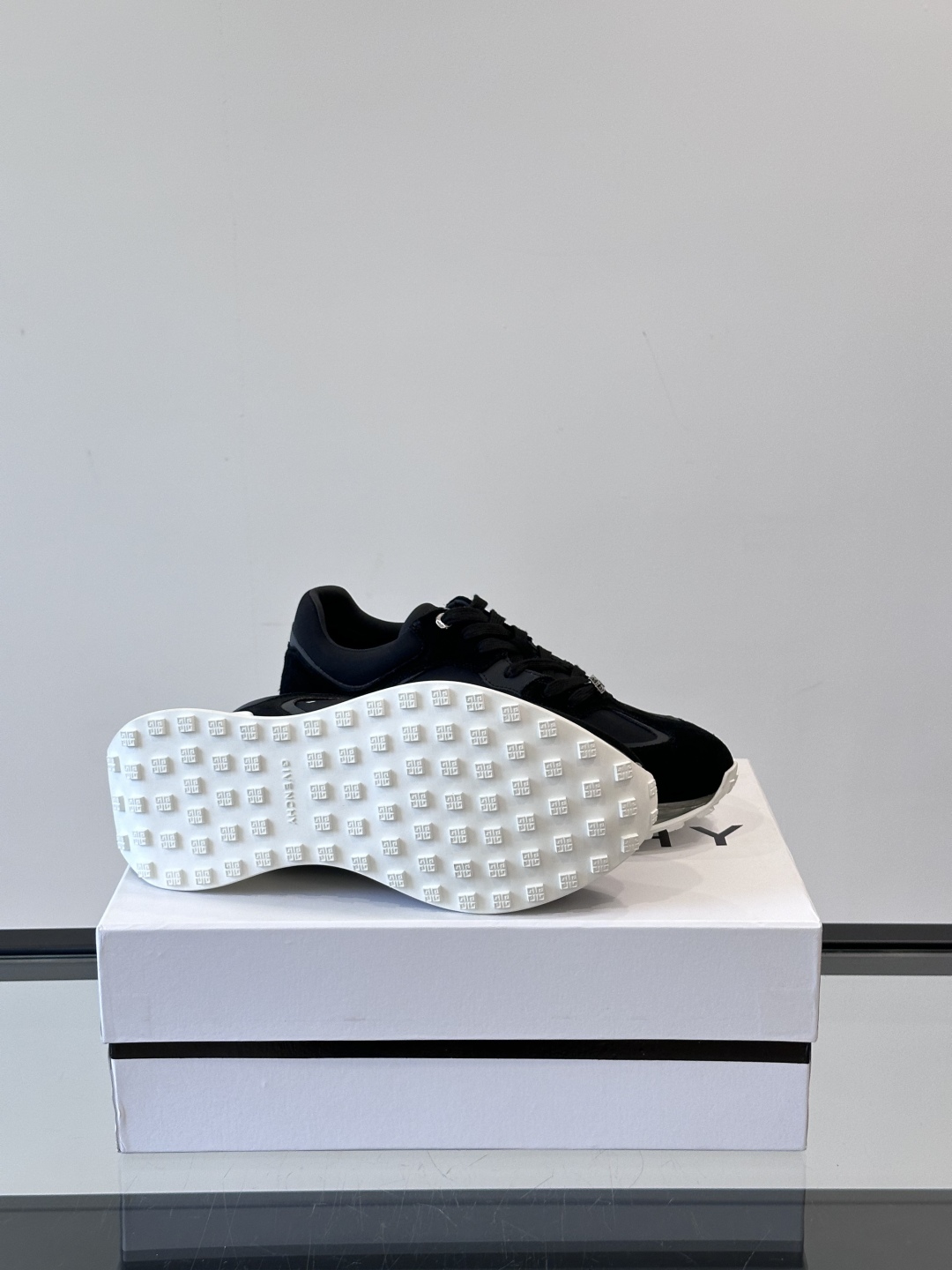 Givench*.纪梵希休闲运动鞋👟，采用进口小牛皮打造搭配气垫大底，鞋身饰有纪梵希金属logo，内里小