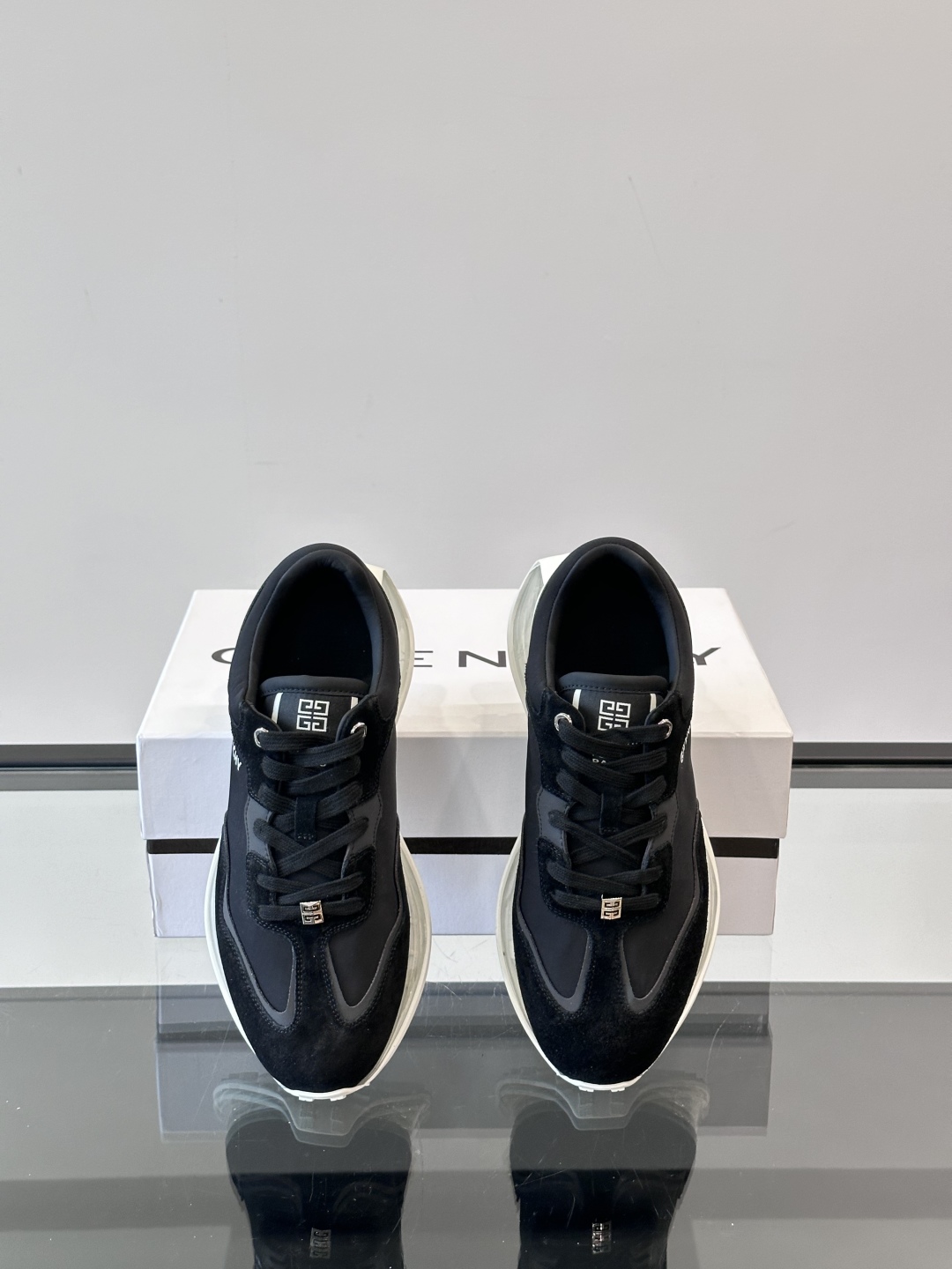 Givench*.纪梵希休闲运动鞋👟，采用进口小牛皮打造搭配气垫大底，鞋身饰有纪梵希金属logo，内里小
