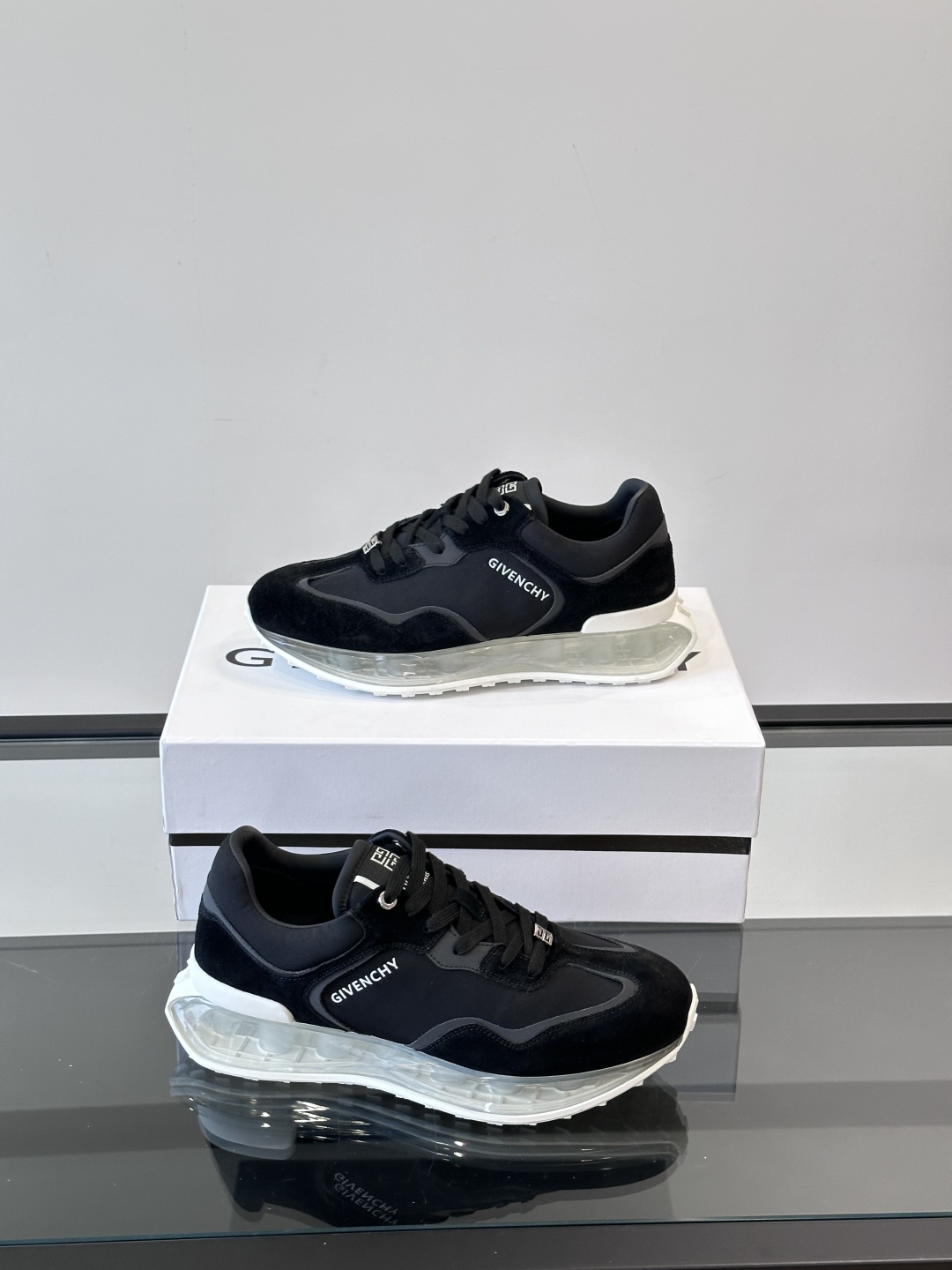 Givench*.纪梵希休闲运动鞋👟，采用进口小牛皮打造搭配气垫大底，鞋身饰有纪梵希金属logo，内里小