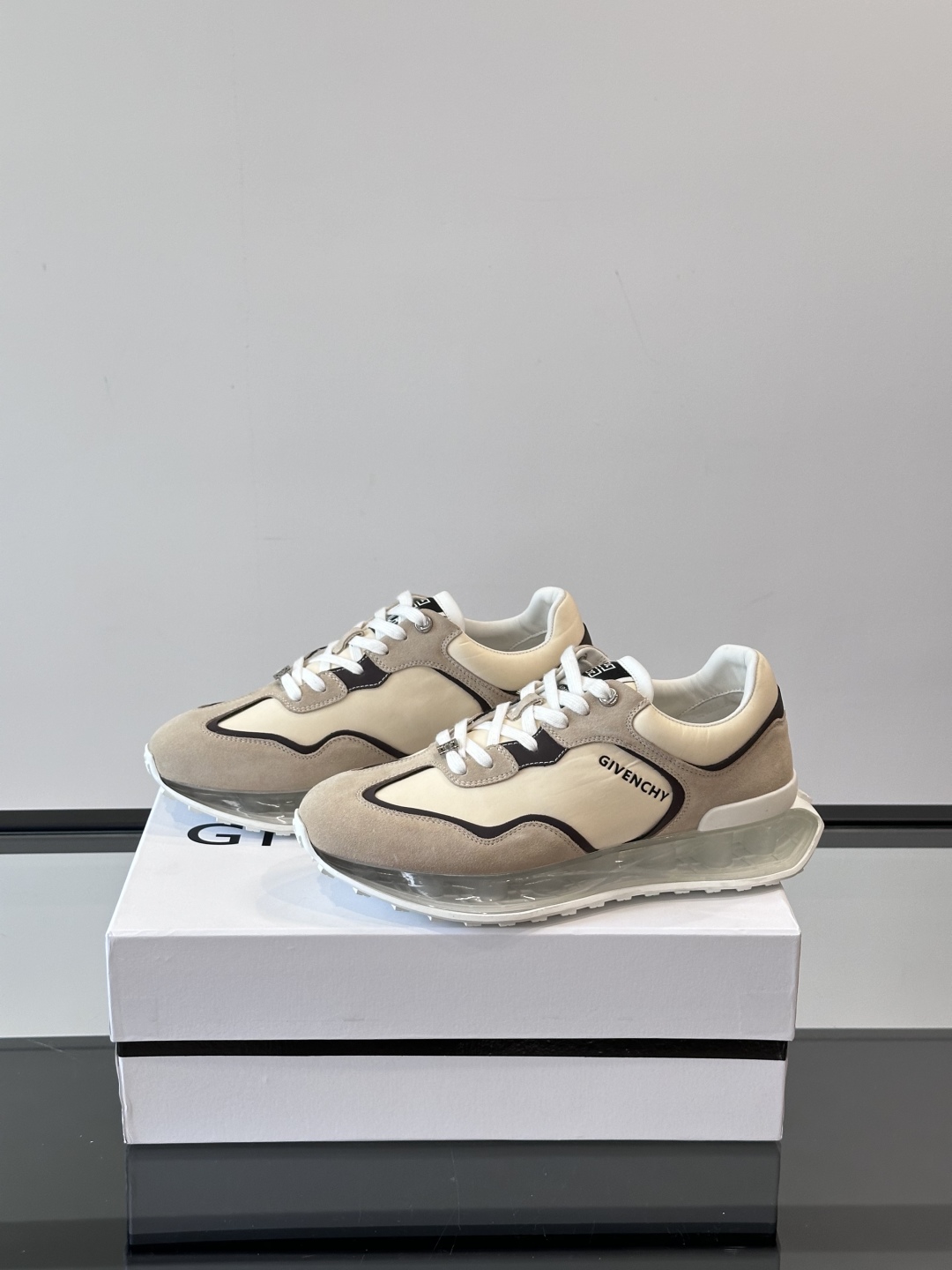 Givench*.纪梵希休闲运动鞋👟，采用进口小牛皮打造搭配气垫大底，鞋身饰有纪梵希金属logo，内里小
