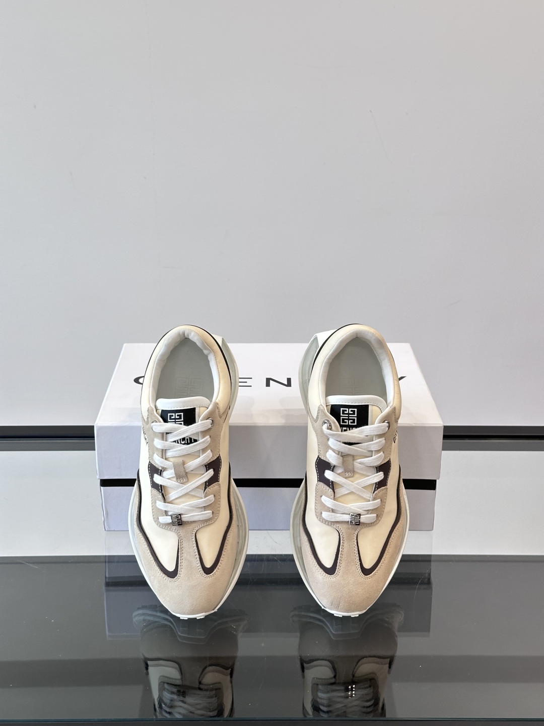 Givench*.纪梵希休闲运动鞋👟，采用进口小牛皮打造搭配气垫大底，鞋身饰有纪梵希金属logo，内里小