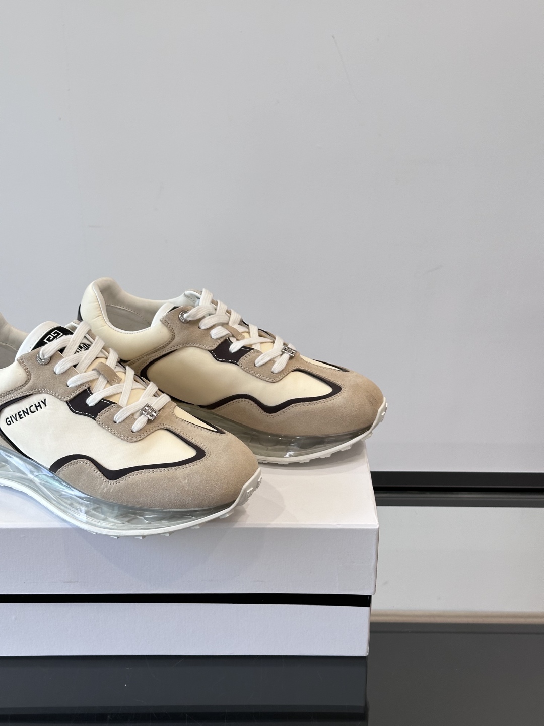 Givench*.纪梵希休闲运动鞋👟，采用进口小牛皮打造搭配气垫大底，鞋身饰有纪梵希金属logo，内里小